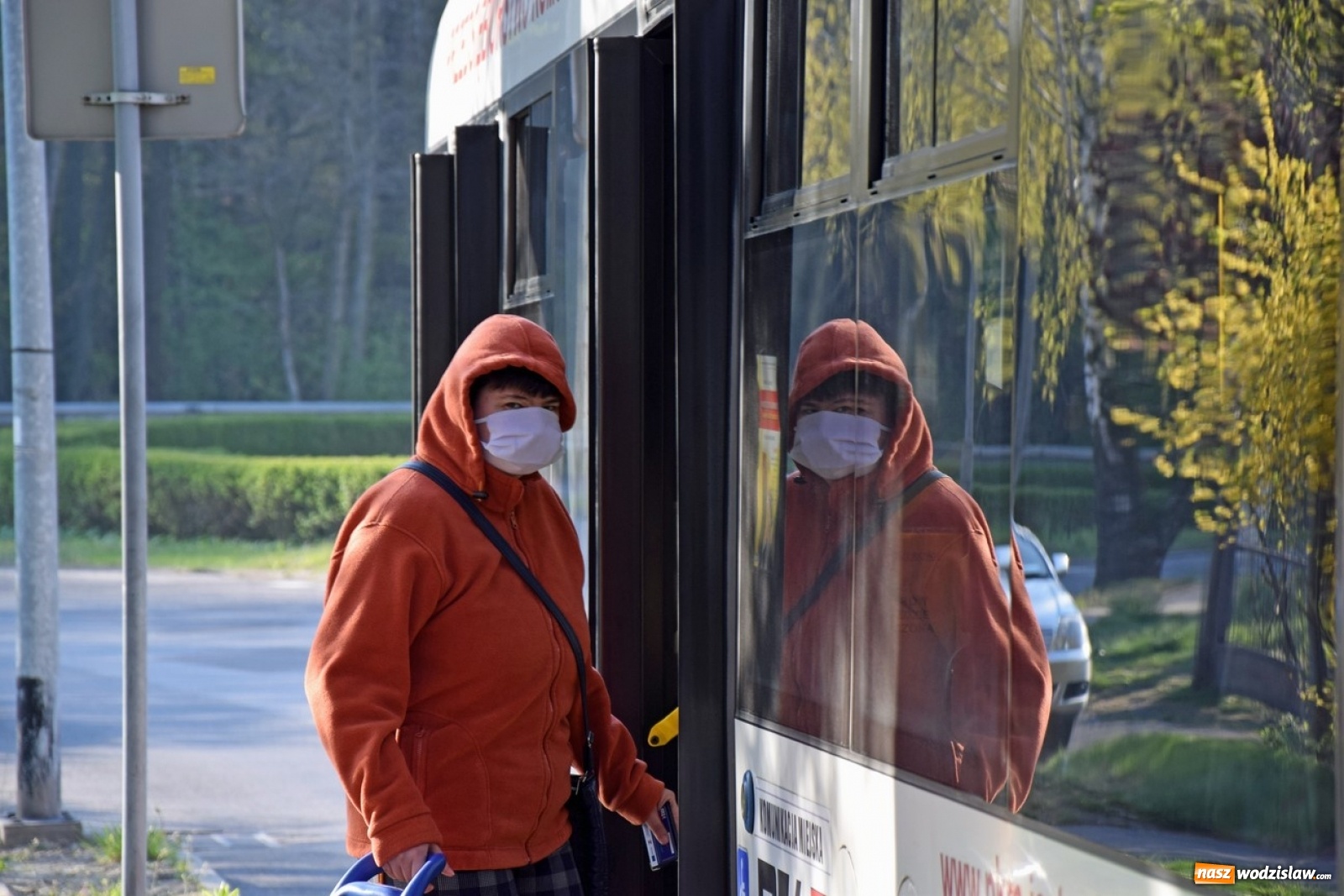 Zdjęcie w galerii na portalu naszwodzislaw.com: Do autobusu MZK tylko w maseczce ochronnej wiadomości z regionu