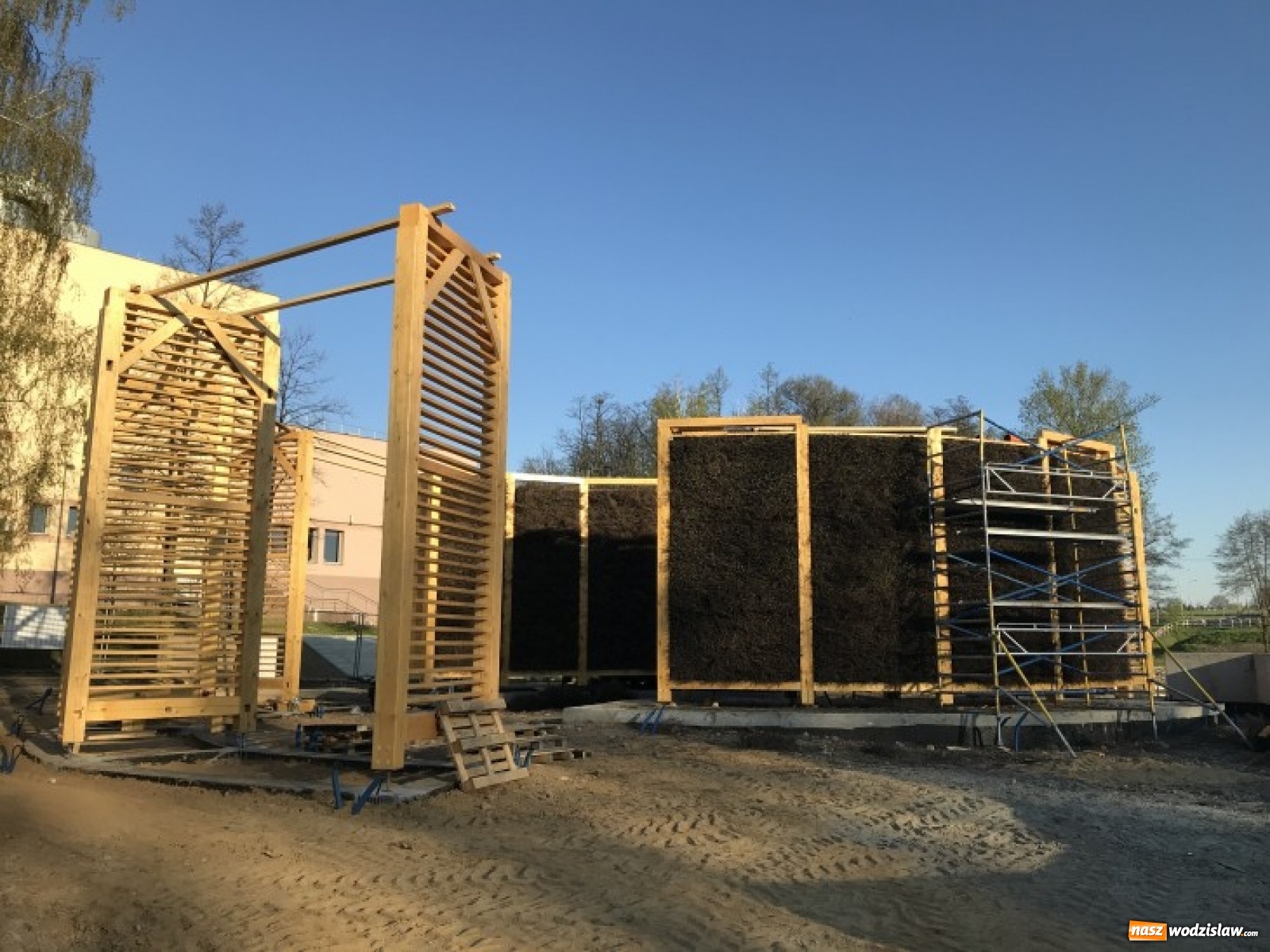 Zdjęcie w galerii na portalu naszwodzislaw.com: Trwają prace przy budowie tężni w Rydułtowach [FOTO] wiadomości z regionu