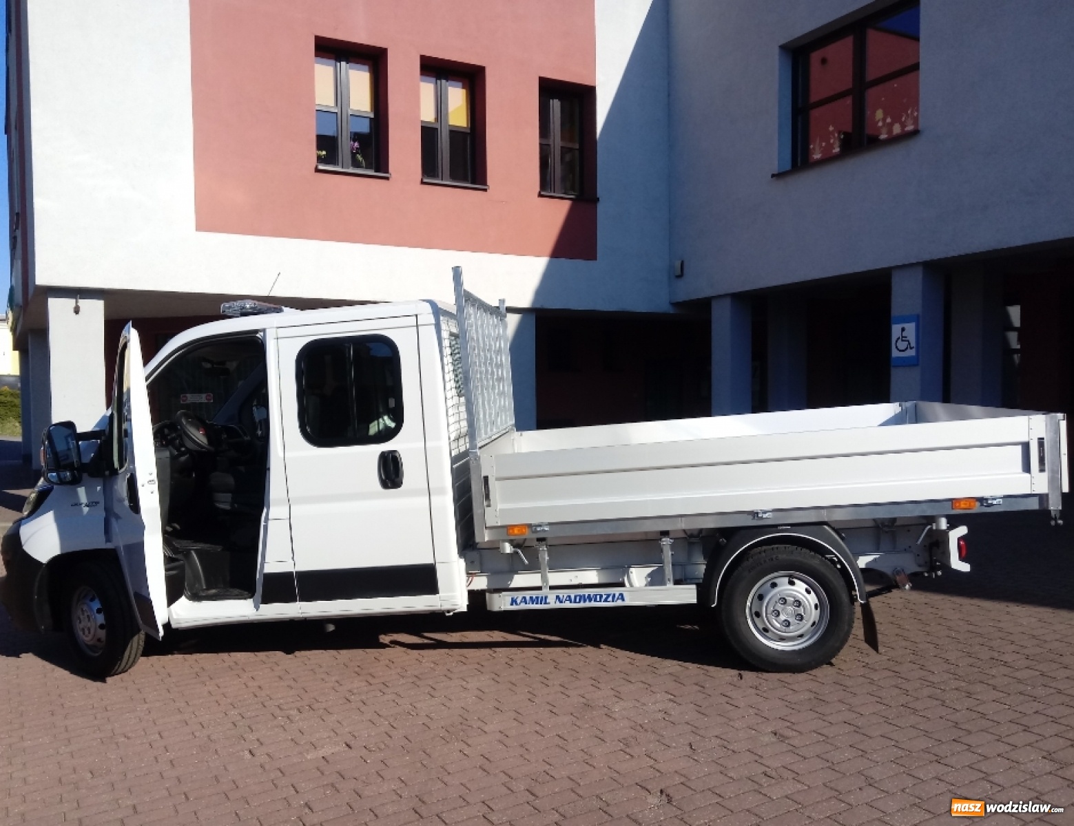 Zdjęcie w galerii na portalu naszwodzislaw.com: Gmina Mszana wymienia wyeksploatowany tabor samochodowy wiadomości z regionu