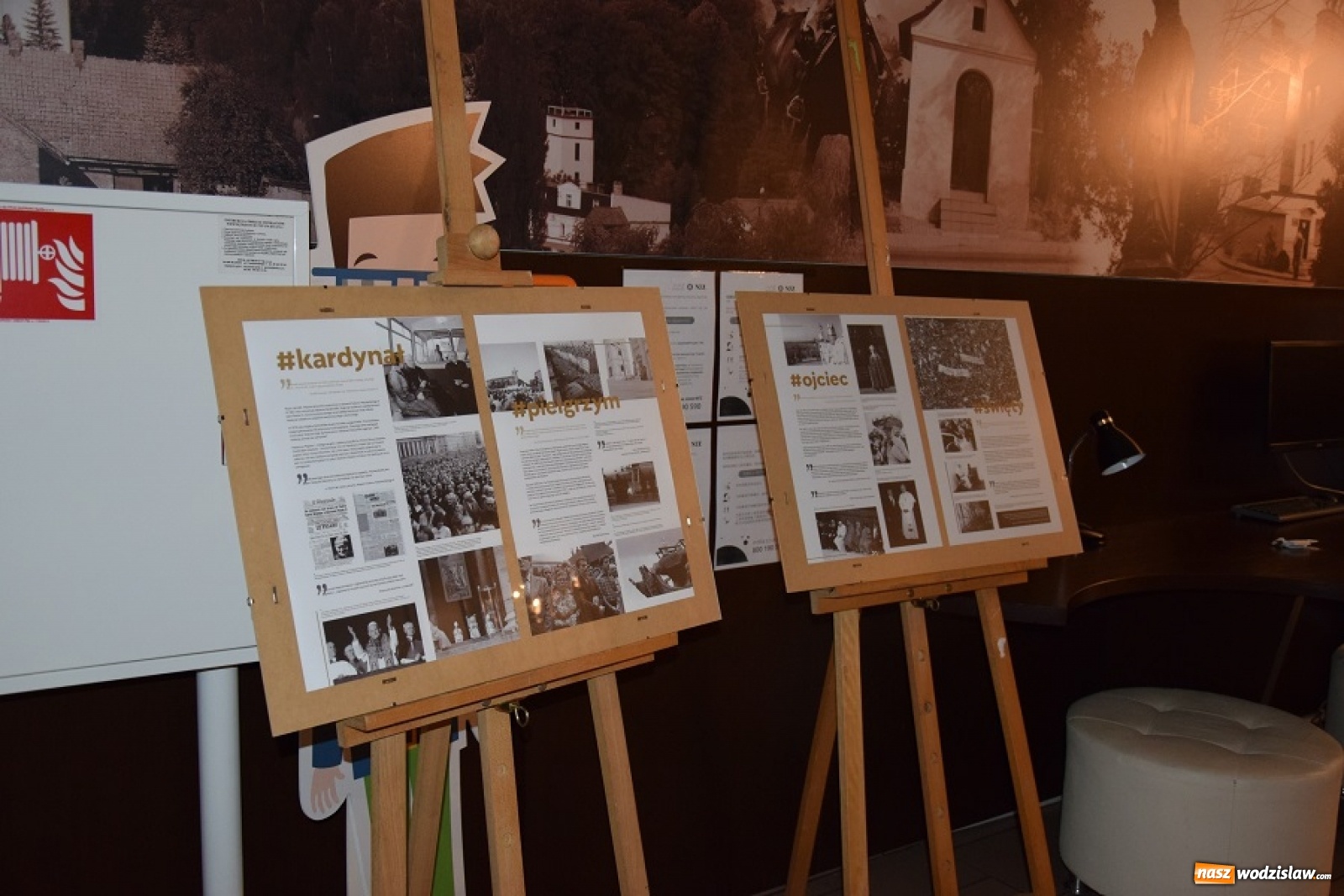 Zdjęcie w galerii na portalu naszwodzislaw.com: Setne urodziny Karola Wojtyły. Specjalna wystawa w holu UG Mszana wiadomości z regionu