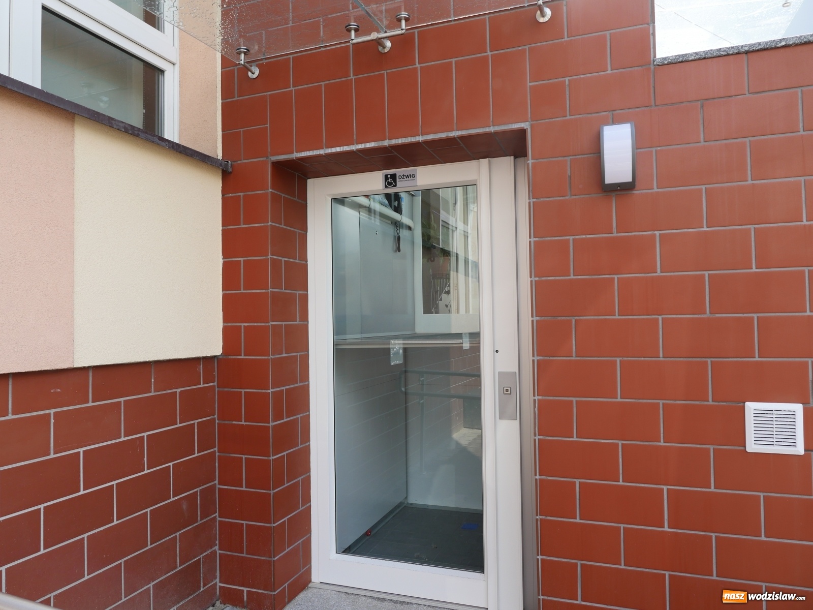 Zdjęcie w galerii na portalu naszwodzislaw.com: Winda w wodzisławskiej książnicy już działa wiadomości z regionu