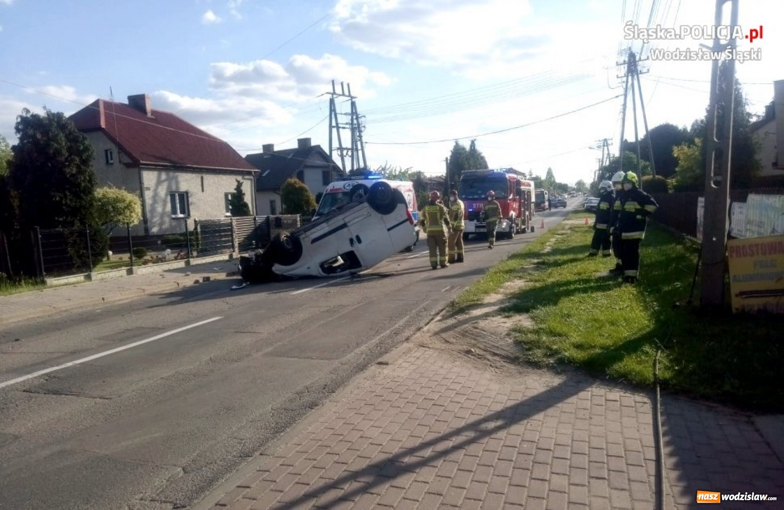 Zdjęcie w galerii na portalu naszwodzislaw.com: Szaleńcza jazda pijanej kobiety zakończona dachowaniem [FOTO] wiadomości z regionu
