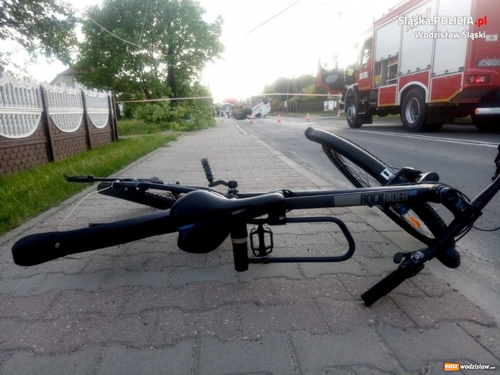 Zdjęcie w galerii na portalu naszwodzislaw.com: Szaleńcza jazda pijanej kobiety zakończona dachowaniem [FOTO] wiadomości z regionu