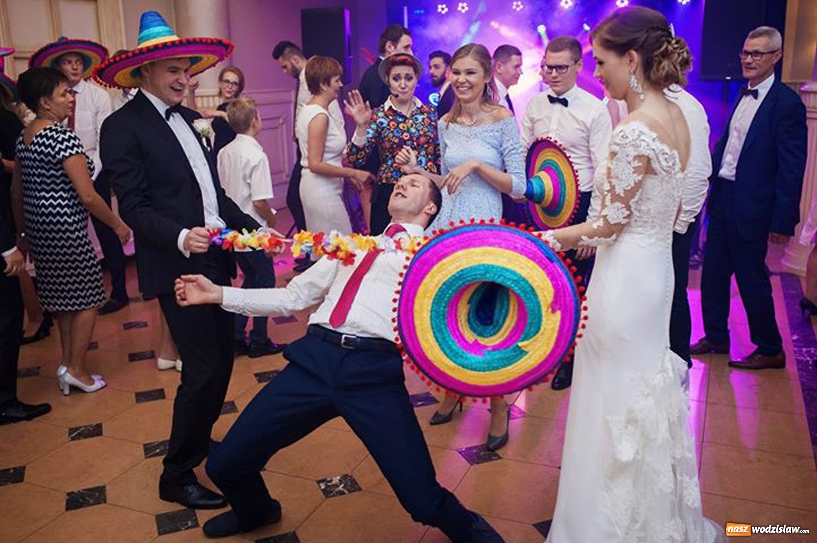 Zdjęcie w galerii na portalu naszwodzislaw.com: #hot16challenge2 - RAP z Gramofonu wiadomości z regionu