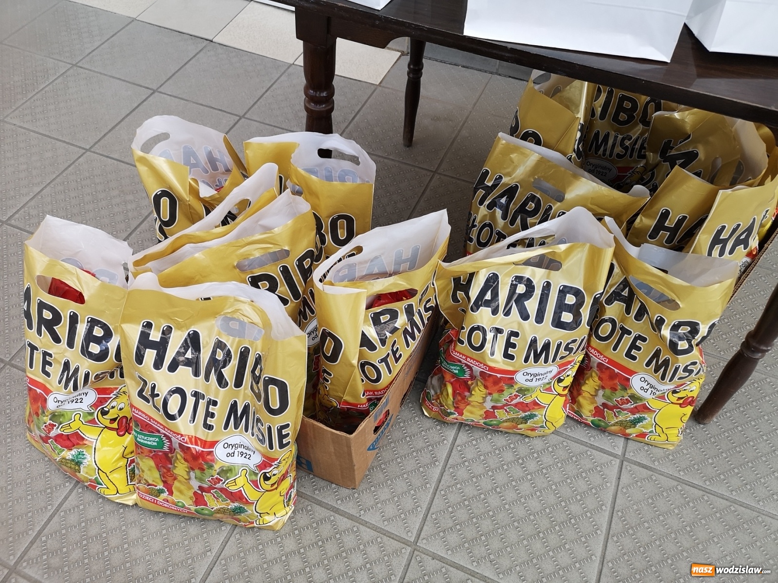 Zdjęcie w galerii na portalu naszwodzislaw.com: Niespodzianka starostwa dla małych pacjentów szpitala wiadomości z regionu