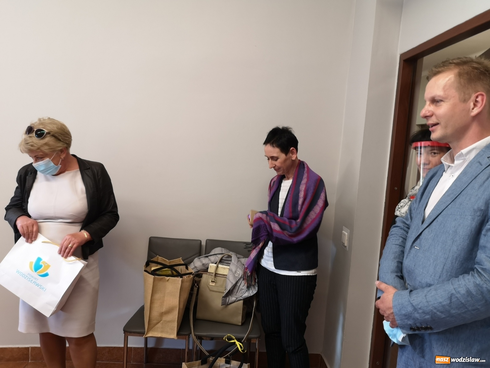 Zdjęcie w galerii na portalu naszwodzislaw.com: Niespodzianka starostwa dla małych pacjentów szpitala wiadomości z regionu