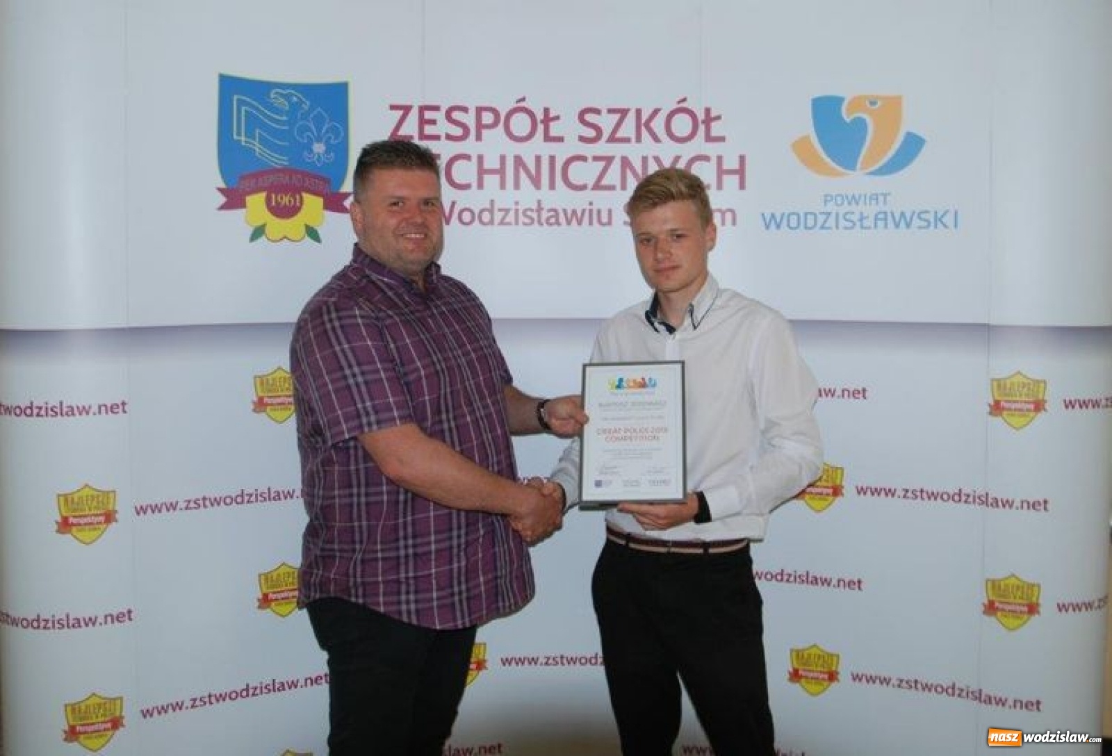 Zdjęcie w galerii na portalu naszwodzislaw.com: Absolwent Budowlanki współtwórcą podręcznika do nauki języka angielskiego wiadomości z regionu