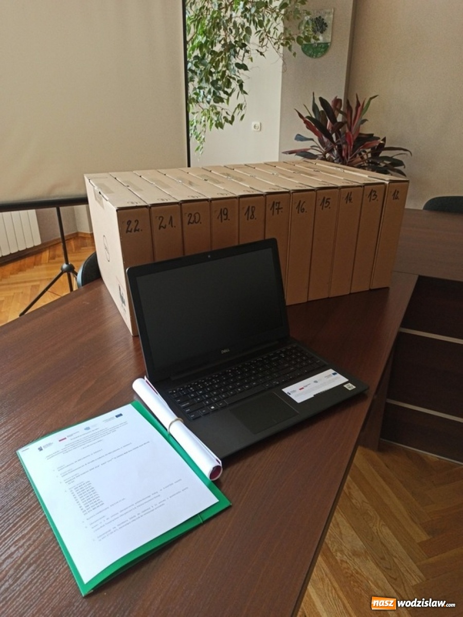 Zdjęcie w galerii na portalu naszwodzislaw.com: Gmina przekazała laptopy szkołom w Lubomi i Syryni wiadomości z regionu