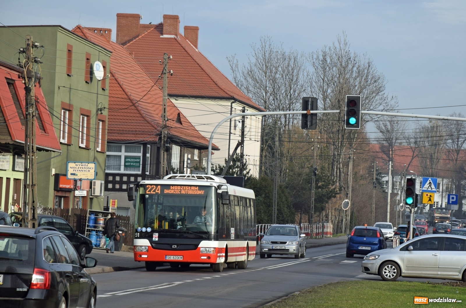 Zdjęcie w galerii na portalu naszwodzislaw.com: Wirus nie oszczędza komunikacji miejskiej wiadomości z regionu