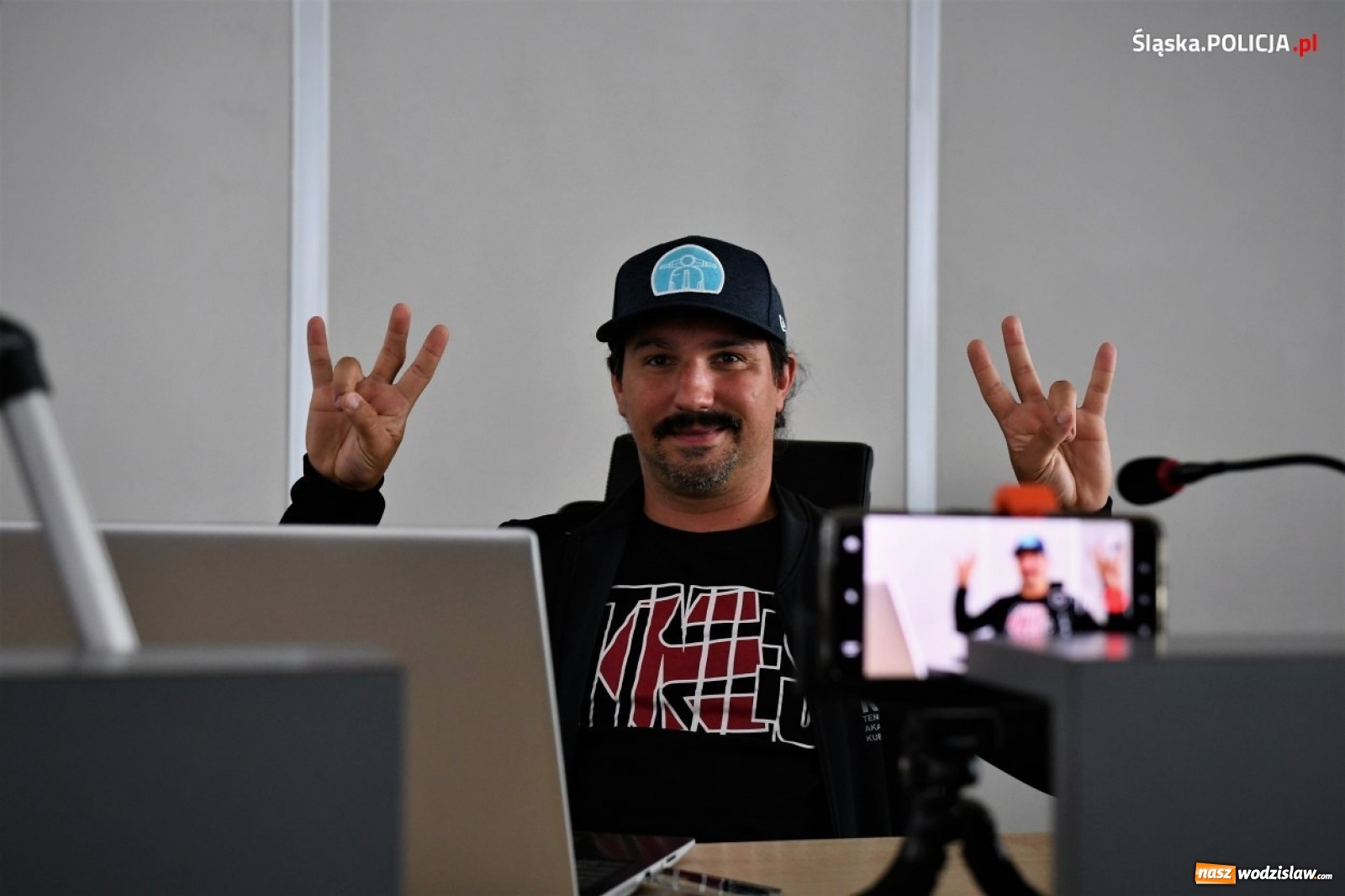 Zdjęcie w galerii na portalu naszwodzislaw.com: Posłuchaj znanego człowieka. Ruszyła nowa kampania śląskiej policji wiadomości z regionu