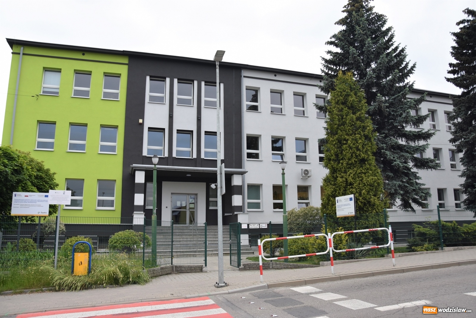 Zdjęcie w galerii na portalu naszwodzislaw.com: Szkoła w Rydułtowach pięknieje w oczach [FOTO] wiadomości z regionu