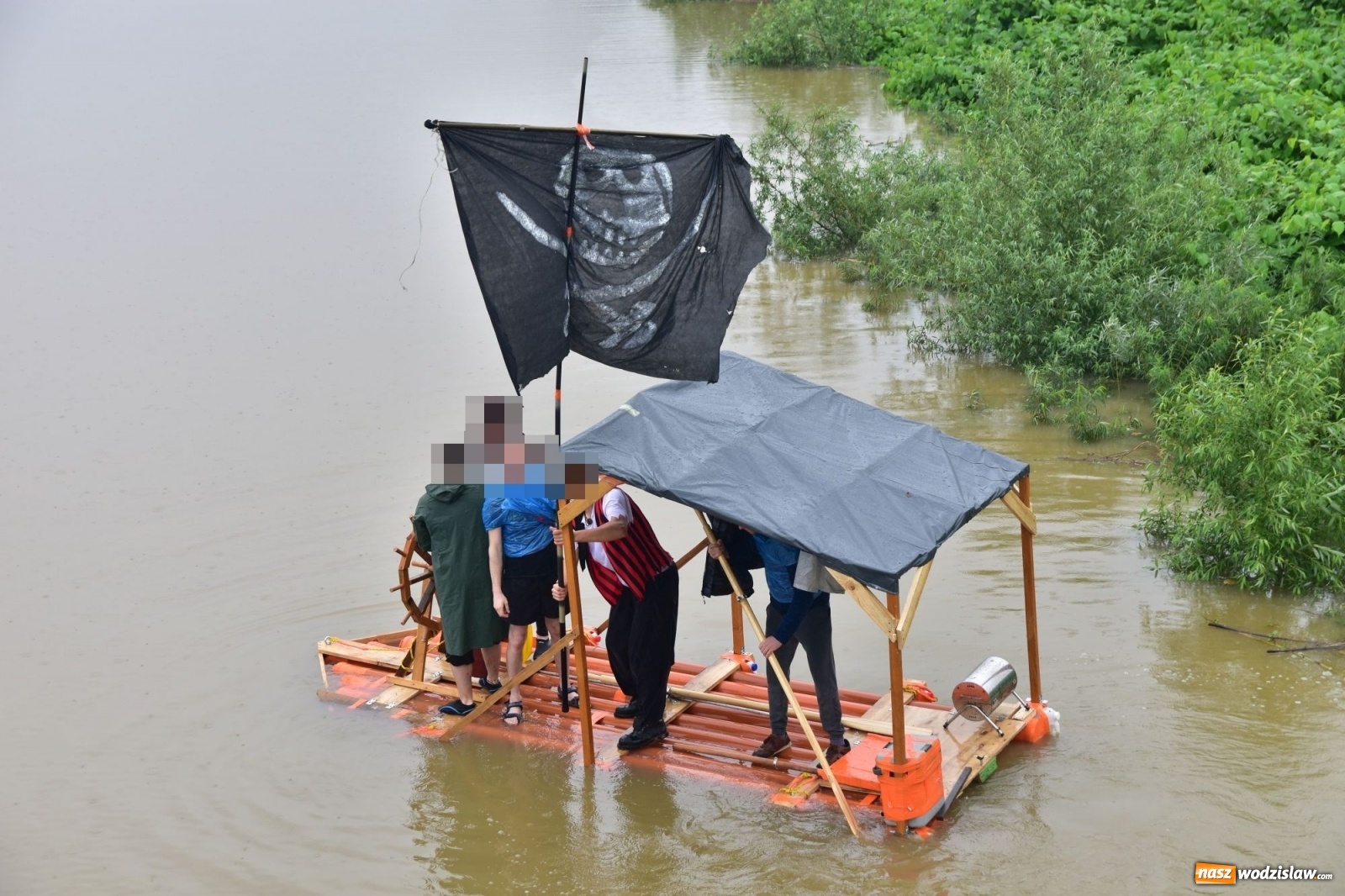 Zdjęcie w galerii na portalu naszwodzislaw.com: Mieszkańcy powiatu wodzisławskiego wypłynęli tratwą na wezbraną Odrę. Ledwie uszli z życiem wiadomości z regionu