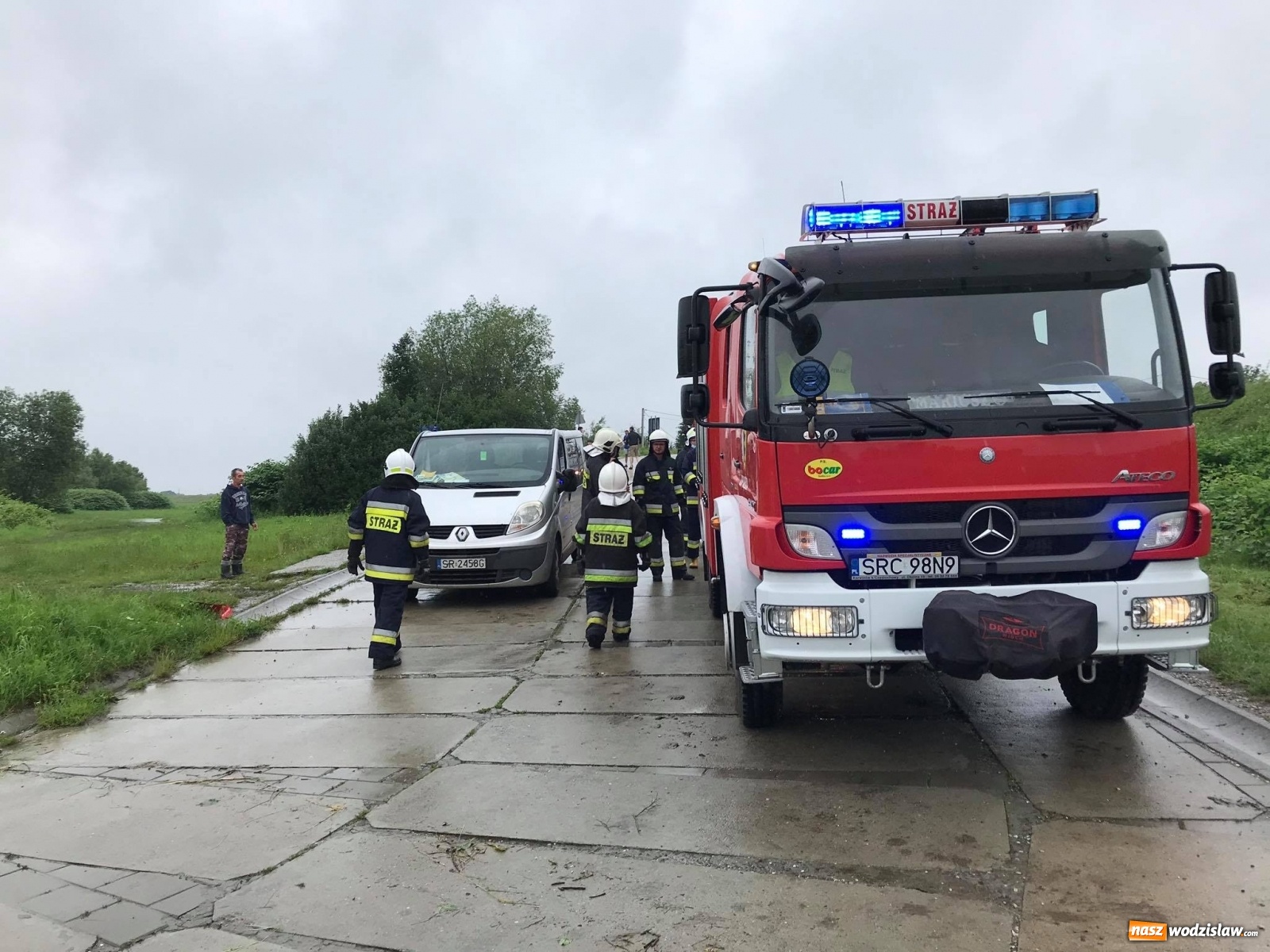 Zdjęcie w galerii na portalu naszwodzislaw.com: Mieszkańcy powiatu wodzisławskiego wypłynęli tratwą na wezbraną Odrę. Ledwie uszli z życiem wiadomości z regionu