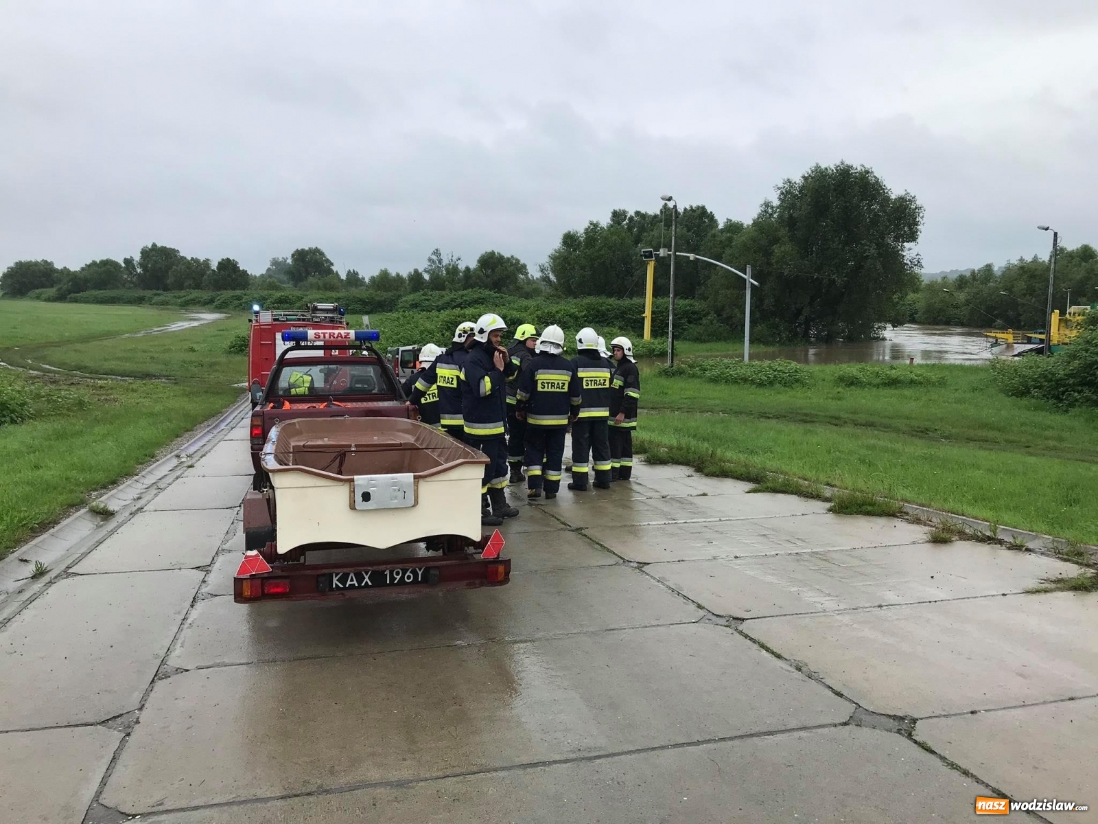 Zdjęcie w galerii na portalu naszwodzislaw.com: Mieszkańcy powiatu wodzisławskiego wypłynęli tratwą na wezbraną Odrę. Ledwie uszli z życiem wiadomości z regionu