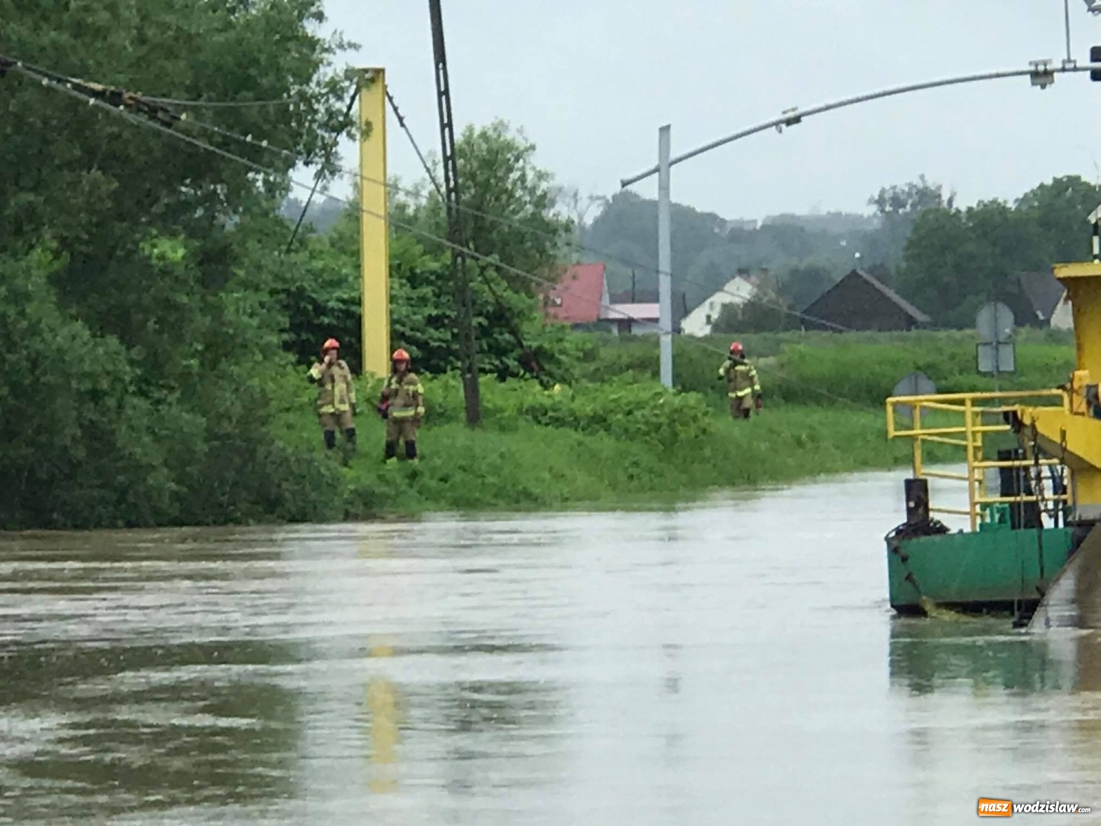 Zdjęcie w galerii na portalu naszwodzislaw.com: Mieszkańcy powiatu wodzisławskiego wypłynęli tratwą na wezbraną Odrę. Ledwie uszli z życiem wiadomości z regionu