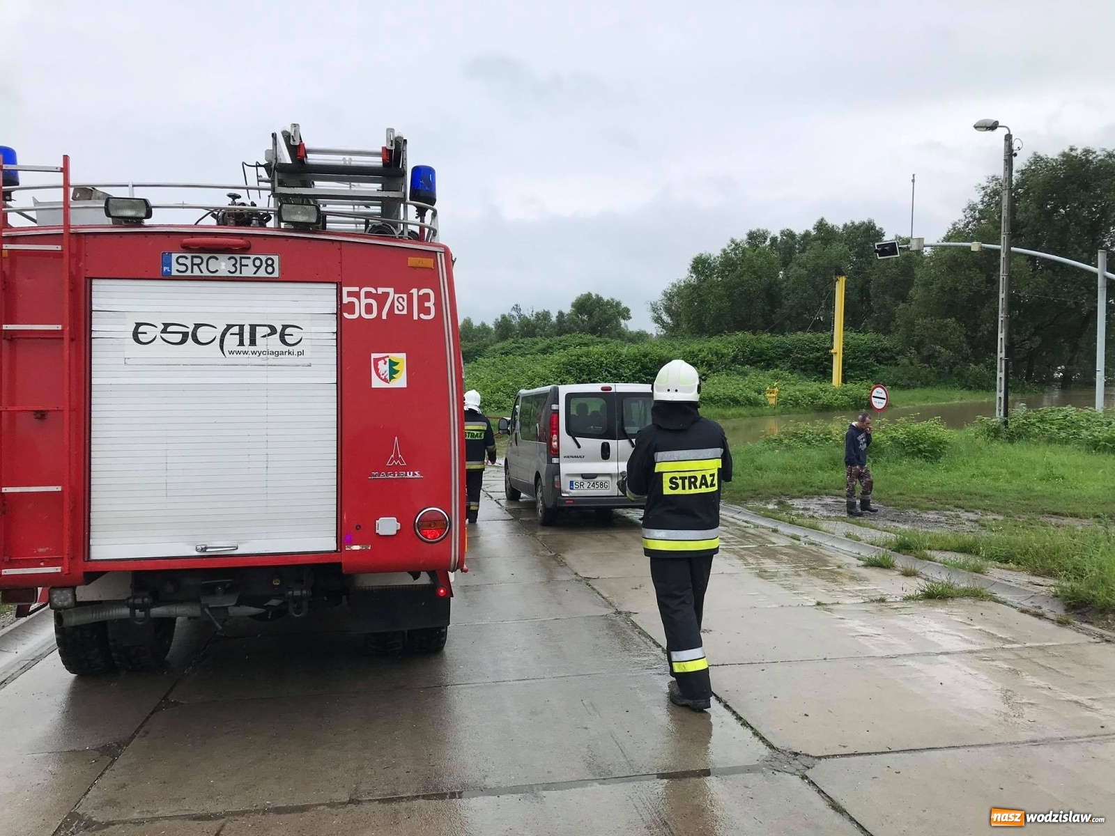 Zdjęcie w galerii na portalu naszwodzislaw.com: Mieszkańcy powiatu wodzisławskiego wypłynęli tratwą na wezbraną Odrę. Ledwie uszli z życiem wiadomości z regionu