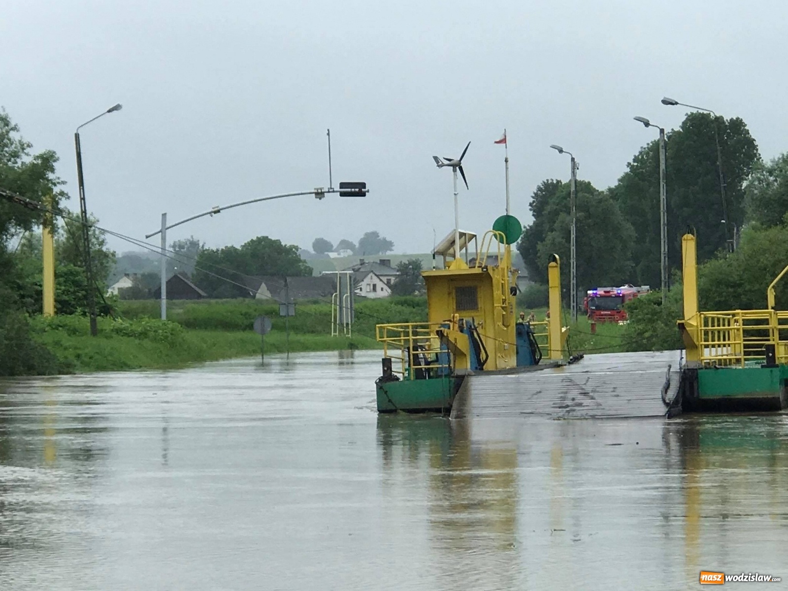 Zdjęcie w galerii na portalu naszwodzislaw.com: Mieszkańcy powiatu wodzisławskiego wypłynęli tratwą na wezbraną Odrę. Ledwie uszli z życiem wiadomości z regionu