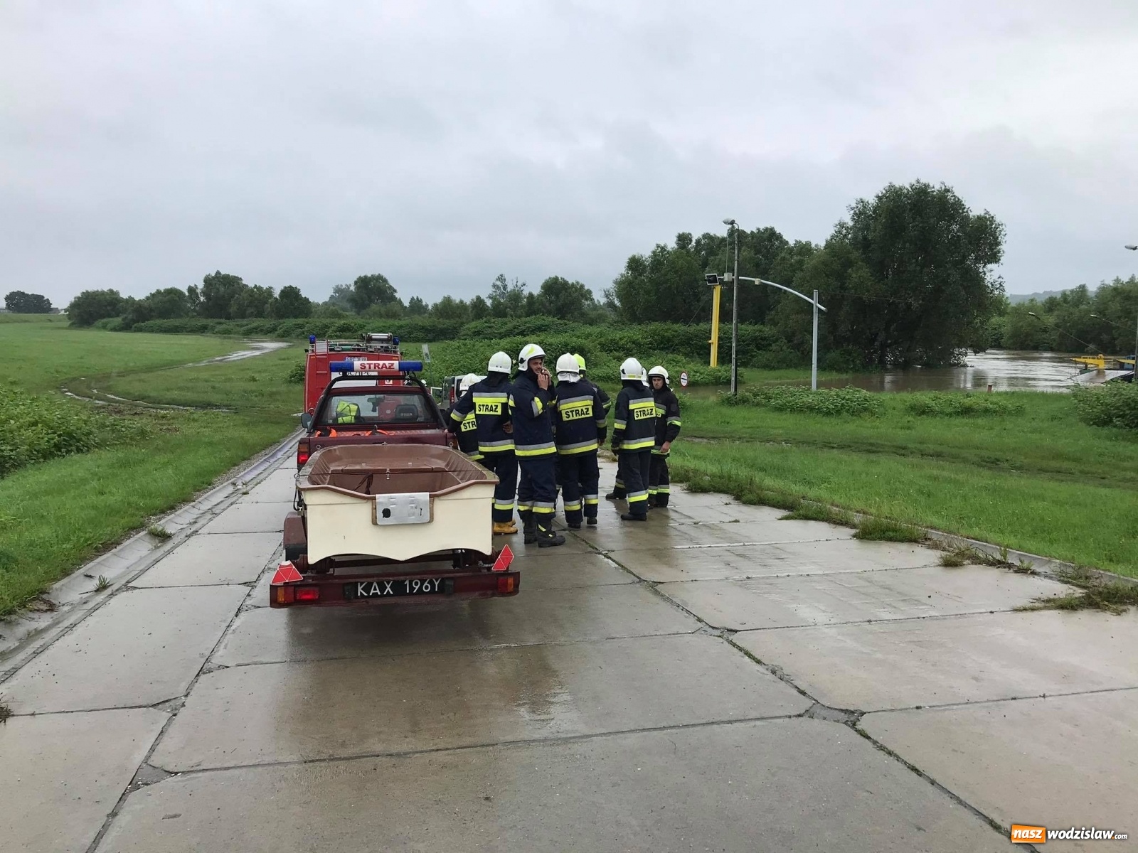 Zdjęcie w galerii na portalu naszwodzislaw.com: Mieszkańcy powiatu wodzisławskiego wypłynęli tratwą na wezbraną Odrę. Ledwie uszli z życiem wiadomości z regionu