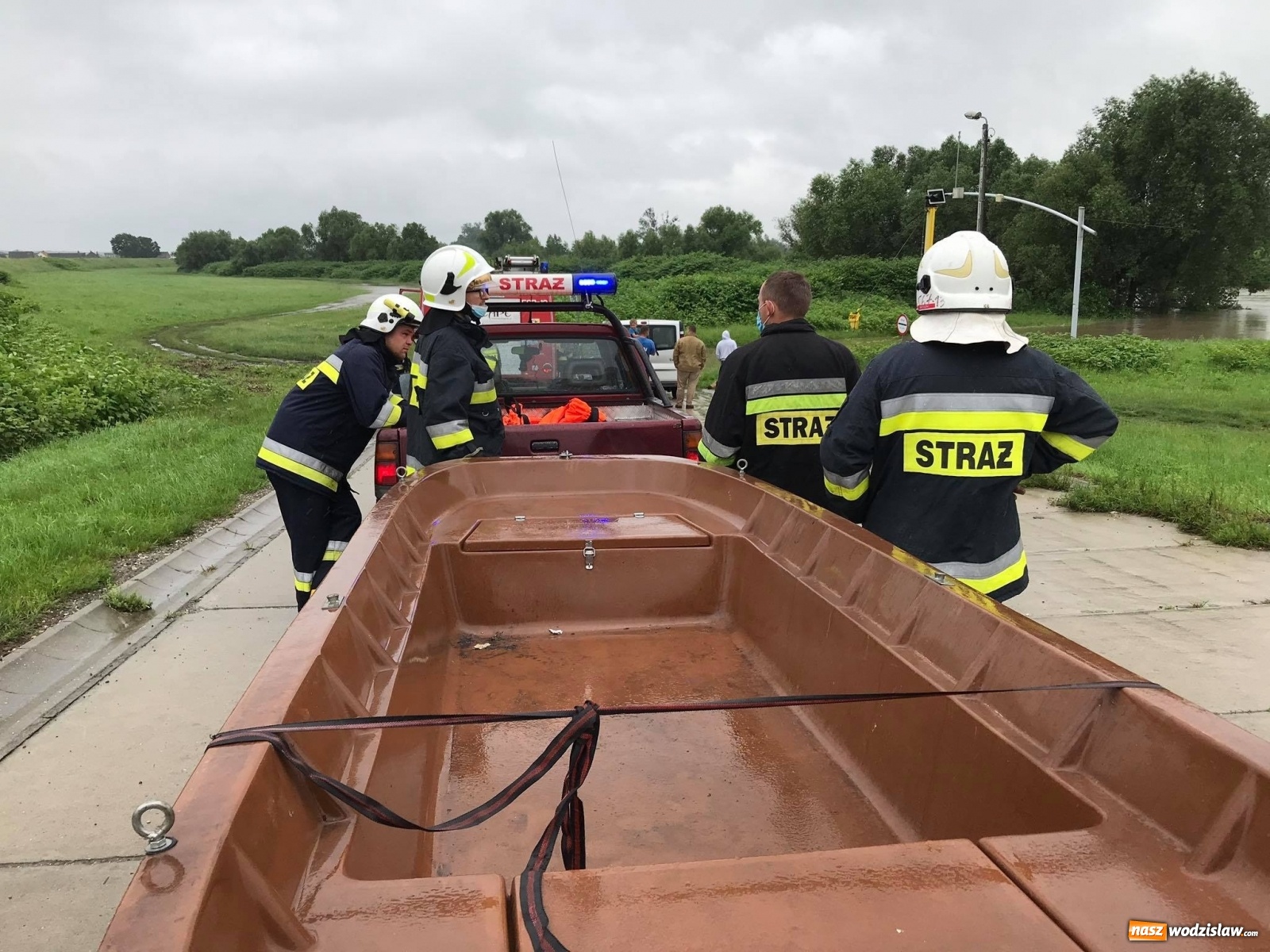 Zdjęcie w galerii na portalu naszwodzislaw.com: Mieszkańcy powiatu wodzisławskiego wypłynęli tratwą na wezbraną Odrę. Ledwie uszli z życiem wiadomości z regionu