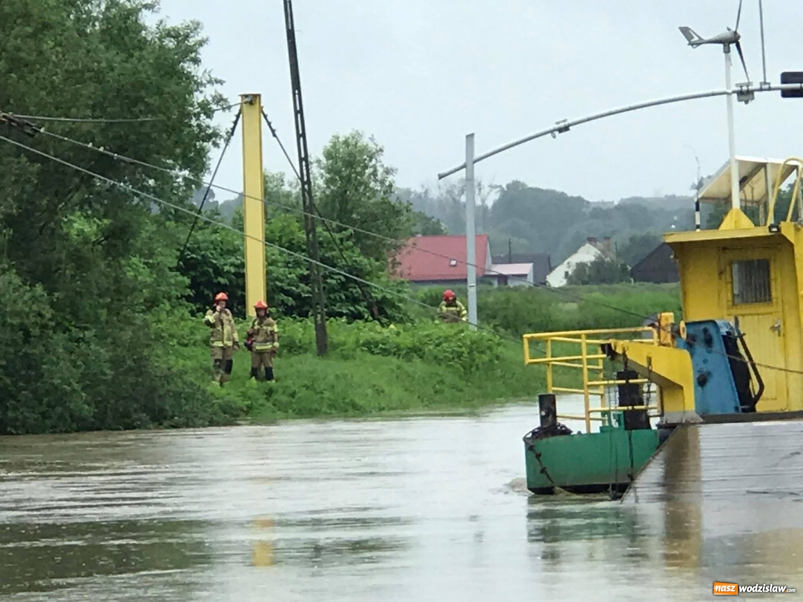 Zdjęcie w galerii na portalu naszwodzislaw.com: Mieszkańcy powiatu wodzisławskiego wypłynęli tratwą na wezbraną Odrę. Ledwie uszli z życiem wiadomości z regionu