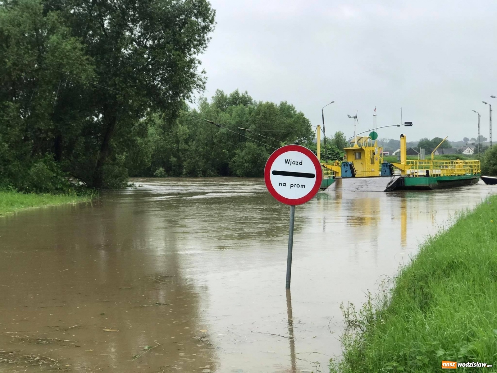 Zdjęcie w galerii na portalu naszwodzislaw.com: Mieszkańcy powiatu wodzisławskiego wypłynęli tratwą na wezbraną Odrę. Ledwie uszli z życiem wiadomości z regionu