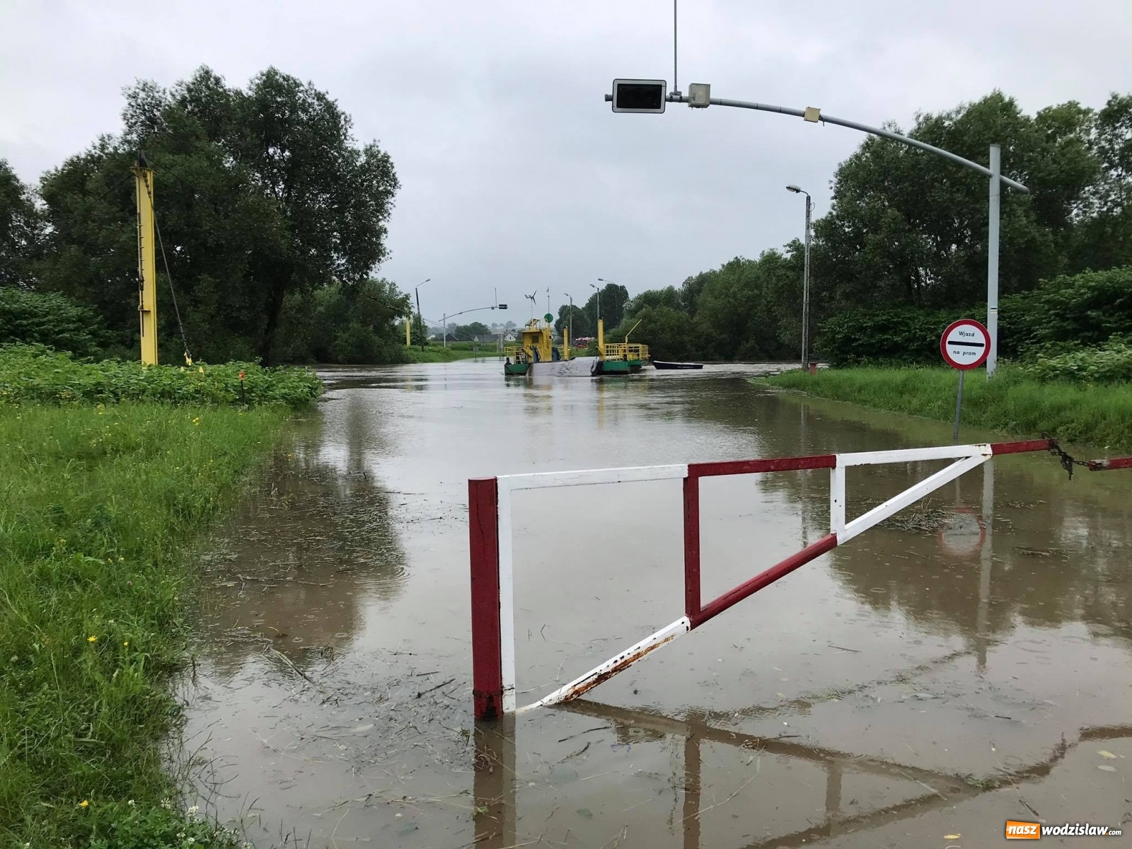Zdjęcie w galerii na portalu naszwodzislaw.com: Mieszkańcy powiatu wodzisławskiego wypłynęli tratwą na wezbraną Odrę. Ledwie uszli z życiem wiadomości z regionu