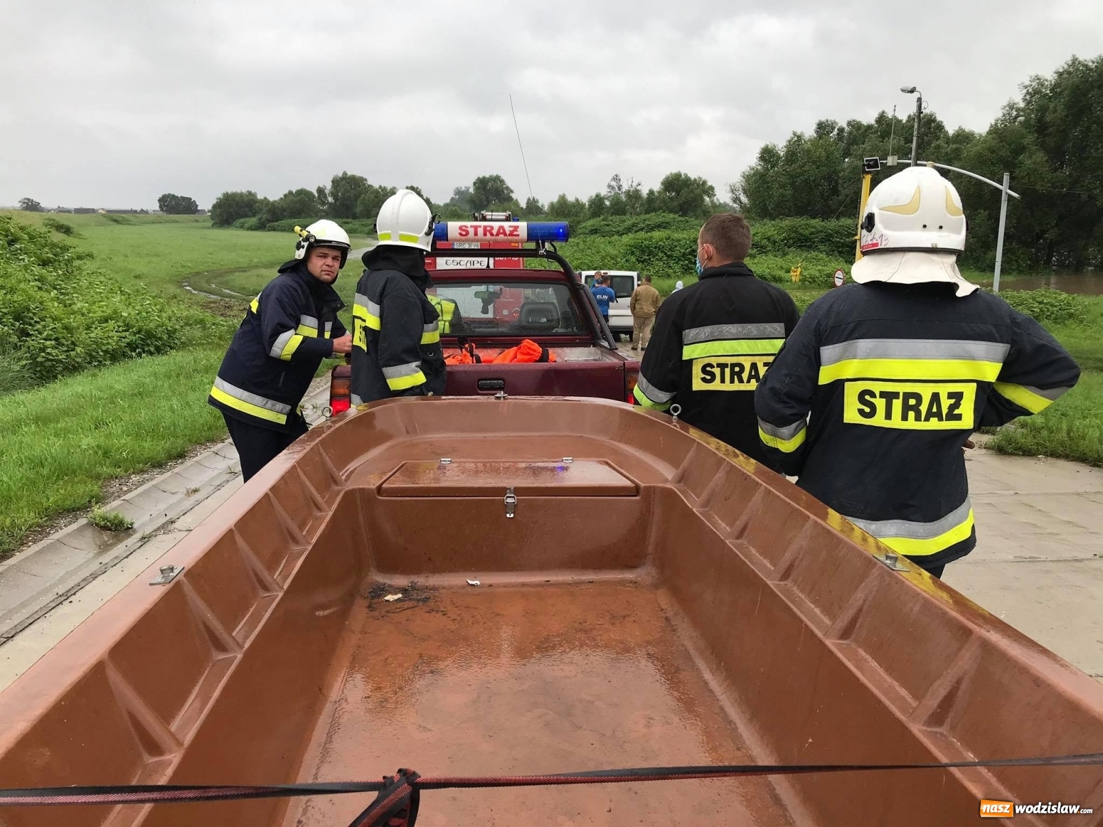 Zdjęcie w galerii na portalu naszwodzislaw.com: Mieszkańcy powiatu wodzisławskiego wypłynęli tratwą na wezbraną Odrę. Ledwie uszli z życiem wiadomości z regionu