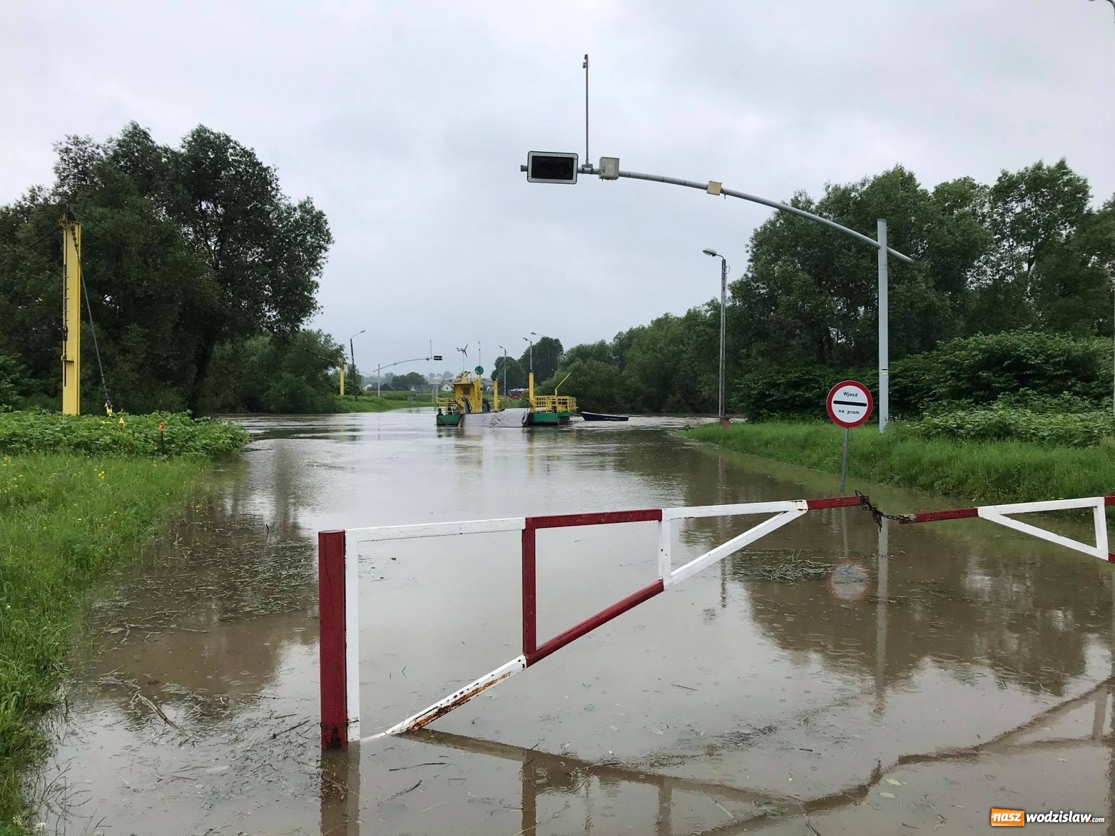 Zdjęcie w galerii na portalu naszwodzislaw.com: Mieszkańcy powiatu wodzisławskiego wypłynęli tratwą na wezbraną Odrę. Ledwie uszli z życiem wiadomości z regionu