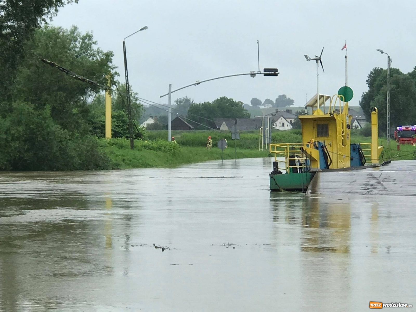 Zdjęcie w galerii na portalu naszwodzislaw.com: Mieszkańcy powiatu wodzisławskiego wypłynęli tratwą na wezbraną Odrę. Ledwie uszli z życiem wiadomości z regionu
