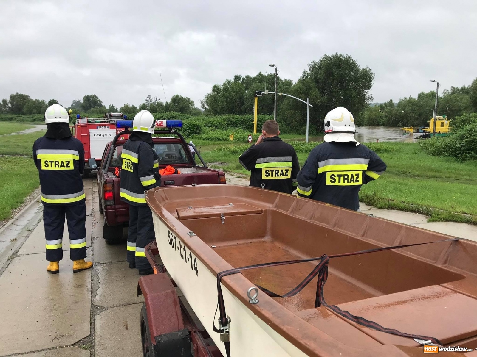 Zdjęcie w galerii na portalu naszwodzislaw.com: Mieszkańcy powiatu wodzisławskiego wypłynęli tratwą na wezbraną Odrę. Ledwie uszli z życiem wiadomości z regionu
