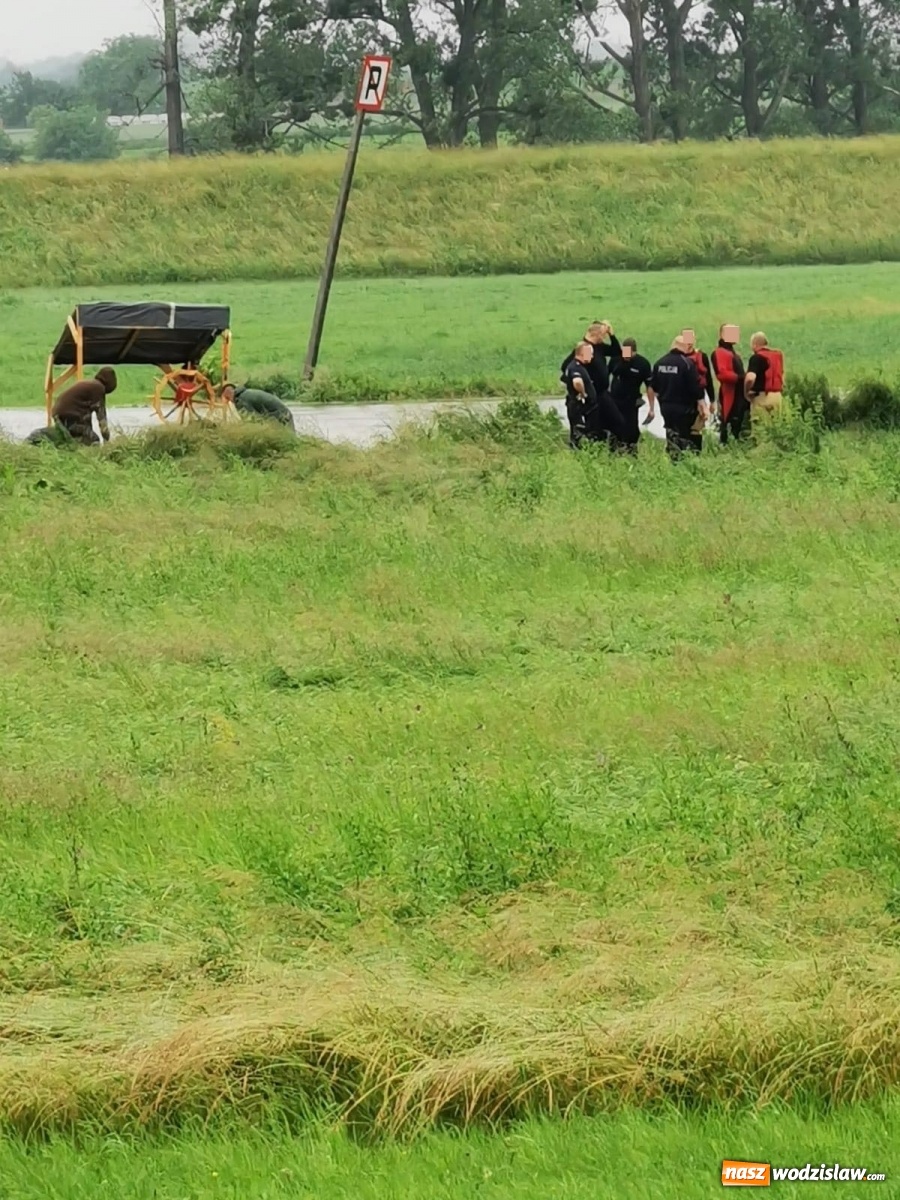 Zdjęcie w galerii na portalu naszwodzislaw.com: Mieszkańcy powiatu wodzisławskiego wypłynęli tratwą na wezbraną Odrę. Ledwie uszli z życiem wiadomości z regionu