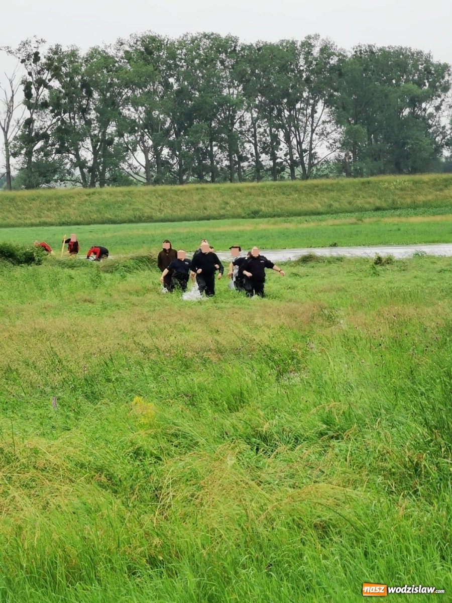 Zdjęcie w galerii na portalu naszwodzislaw.com: Mieszkańcy powiatu wodzisławskiego wypłynęli tratwą na wezbraną Odrę. Ledwie uszli z życiem wiadomości z regionu
