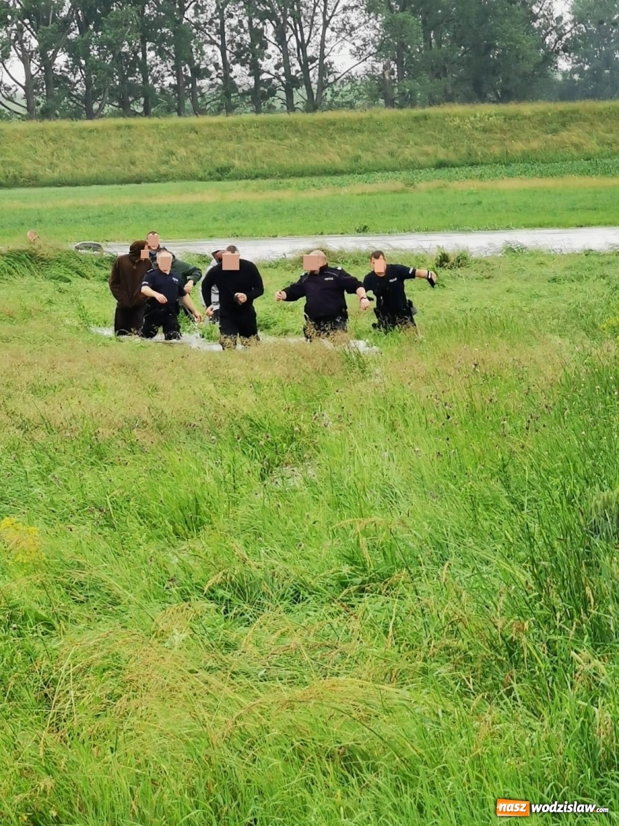 Zdjęcie w galerii na portalu naszwodzislaw.com: Mieszkańcy powiatu wodzisławskiego wypłynęli tratwą na wezbraną Odrę. Ledwie uszli z życiem wiadomości z regionu