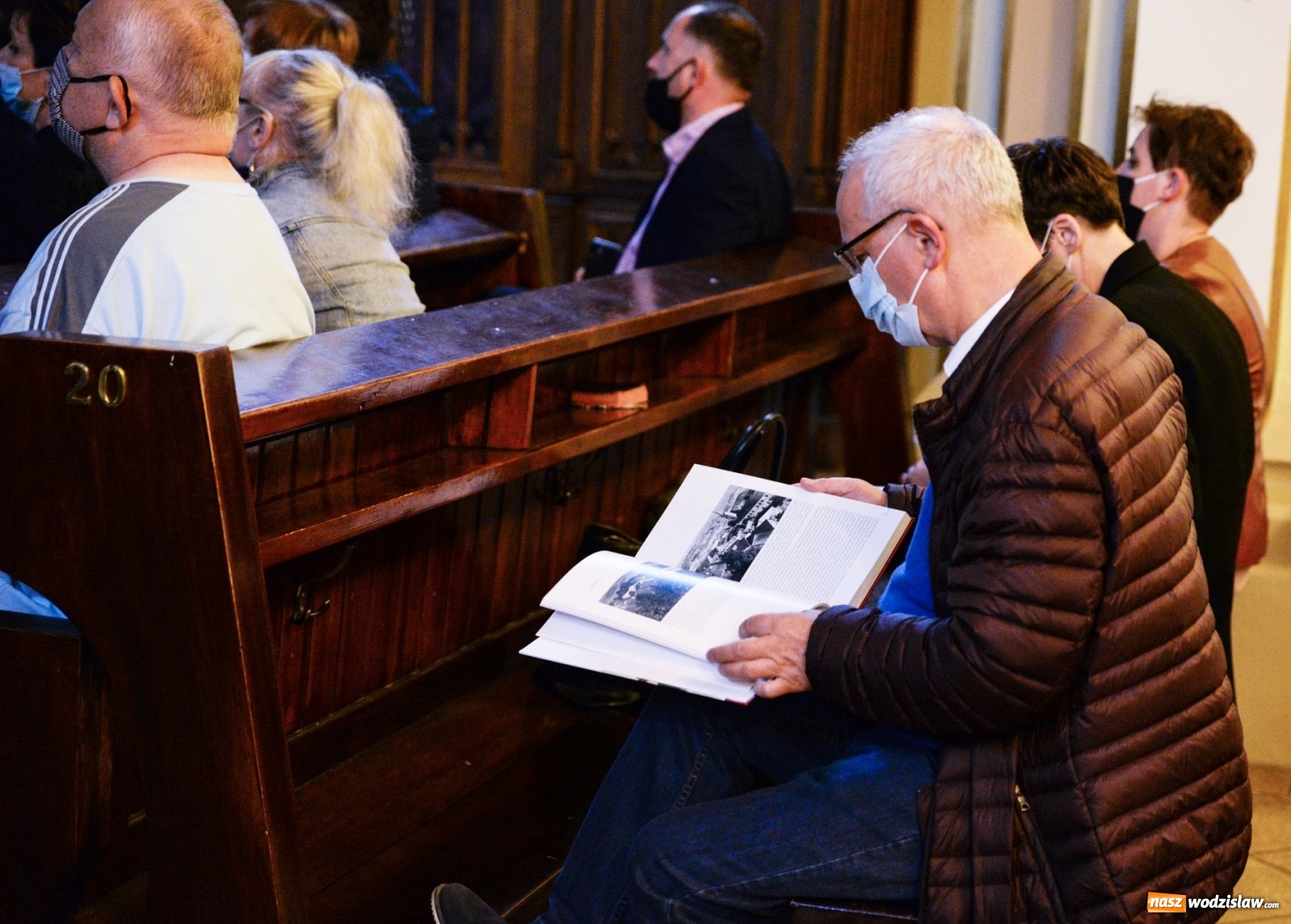 Zdjęcie w galerii na portalu naszwodzislaw.com: Podróż do świata, którego już nie ma. Promocja książki Sławomira Kulpy wiadomości z regionu