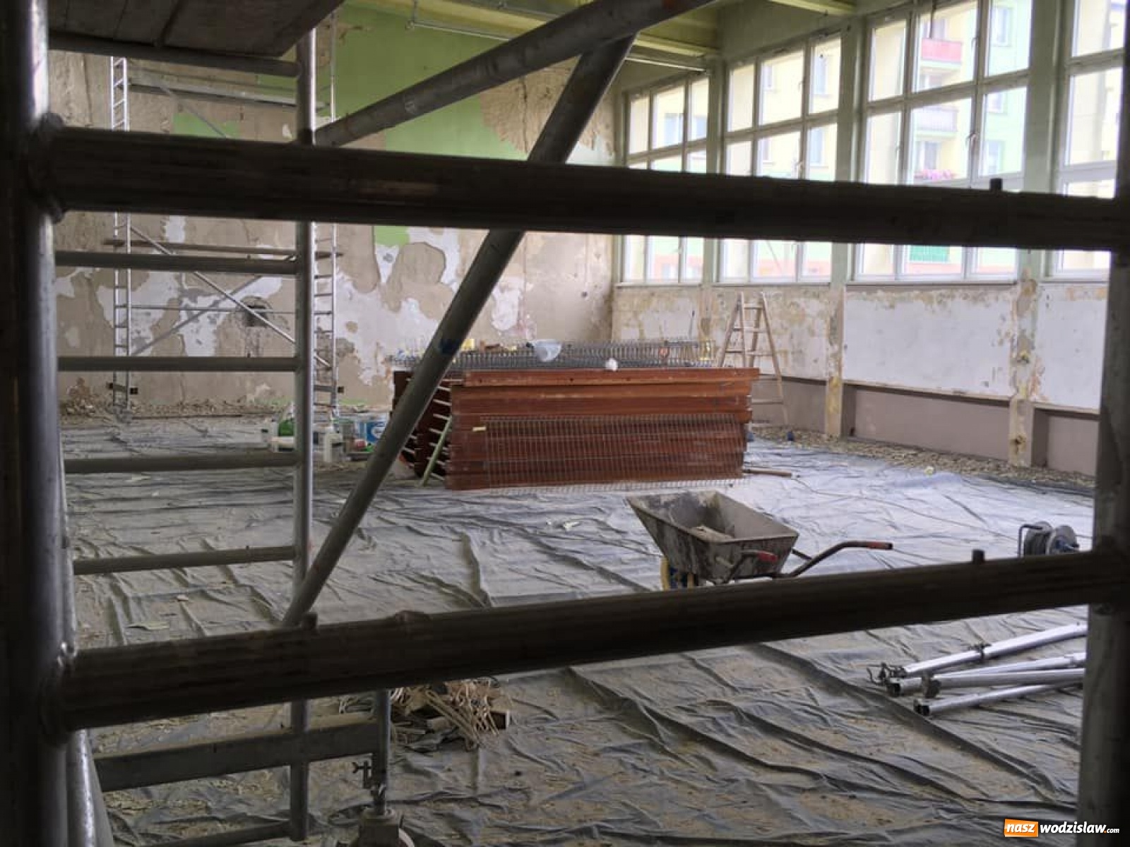 Zdjęcie w galerii na portalu naszwodzislaw.com: Remont sali gimnastycznej w Tischnerze idzie pełną parą wiadomości z regionu