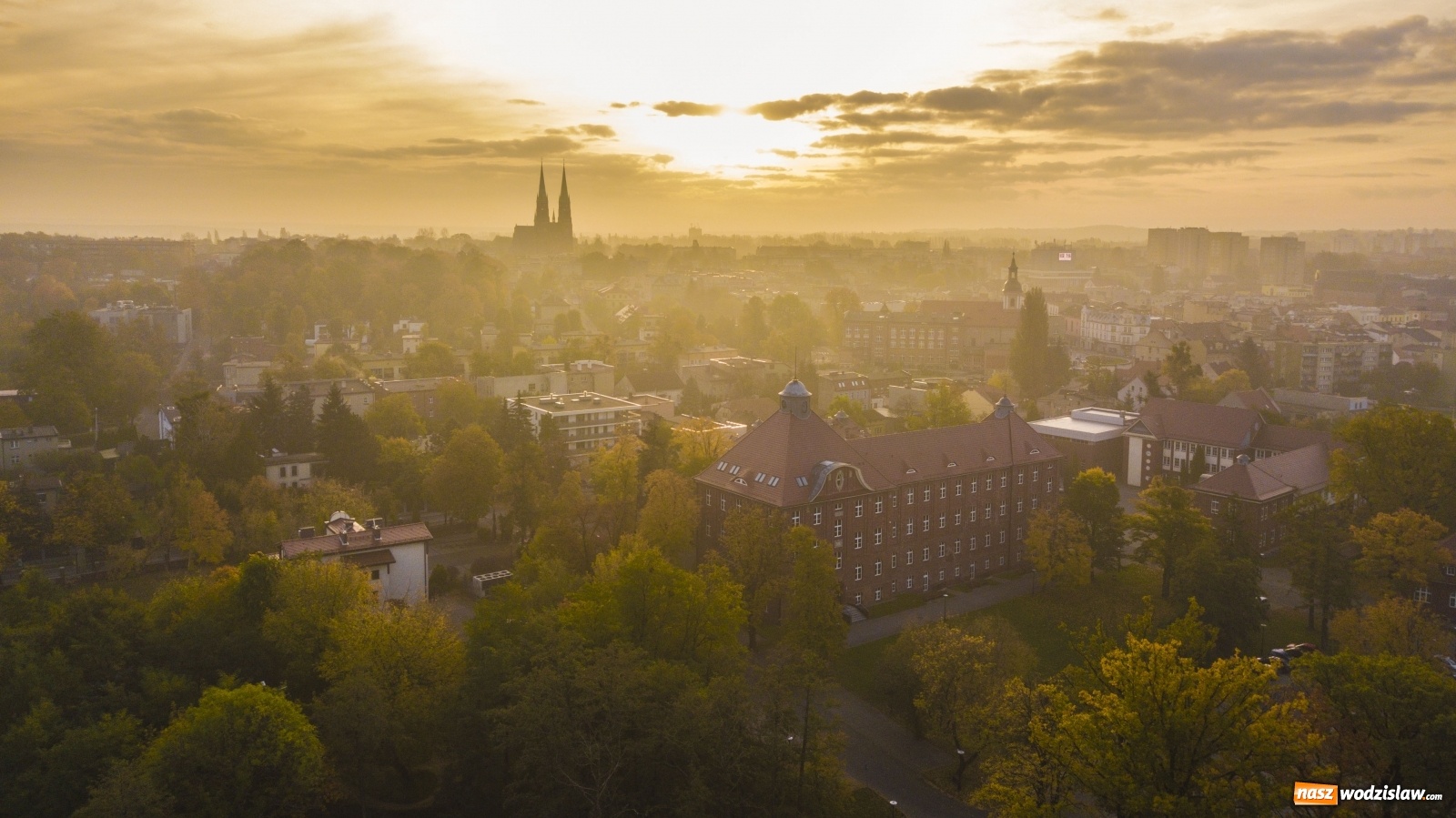 Zdjęcie w galerii na portalu naszwodzislaw.com: Ruszyło finałowe głosowanie w plebiscycie na najbardziej filmowe miejsce w regionie wiadomości z regionu