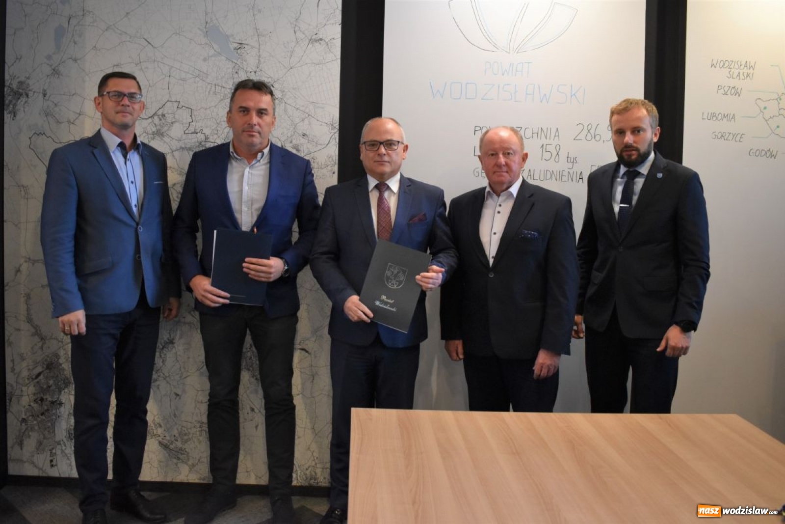 Zdjęcie w galerii na portalu naszwodzislaw.com: Podpisano umowę na przebudowę ulicy Bohaterów Warszawy w Rydułtowach wiadomości z regionu