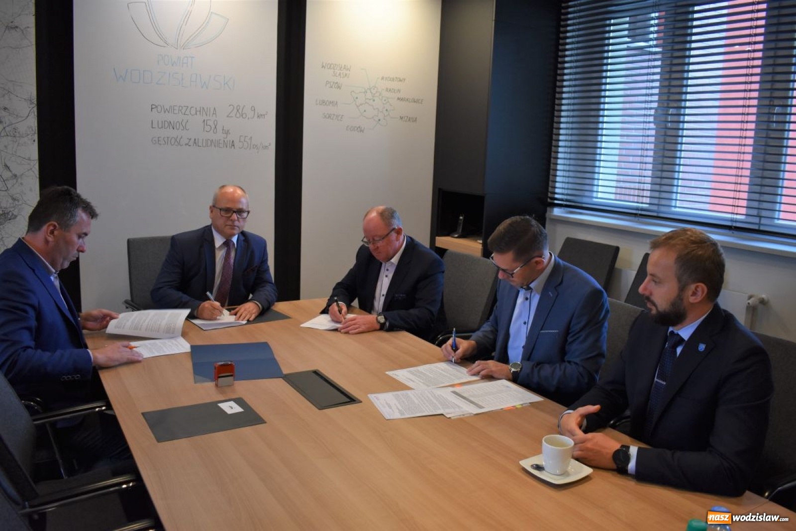 Zdjęcie w galerii na portalu naszwodzislaw.com: Podpisano umowę na przebudowę ulicy Bohaterów Warszawy w Rydułtowach wiadomości z regionu