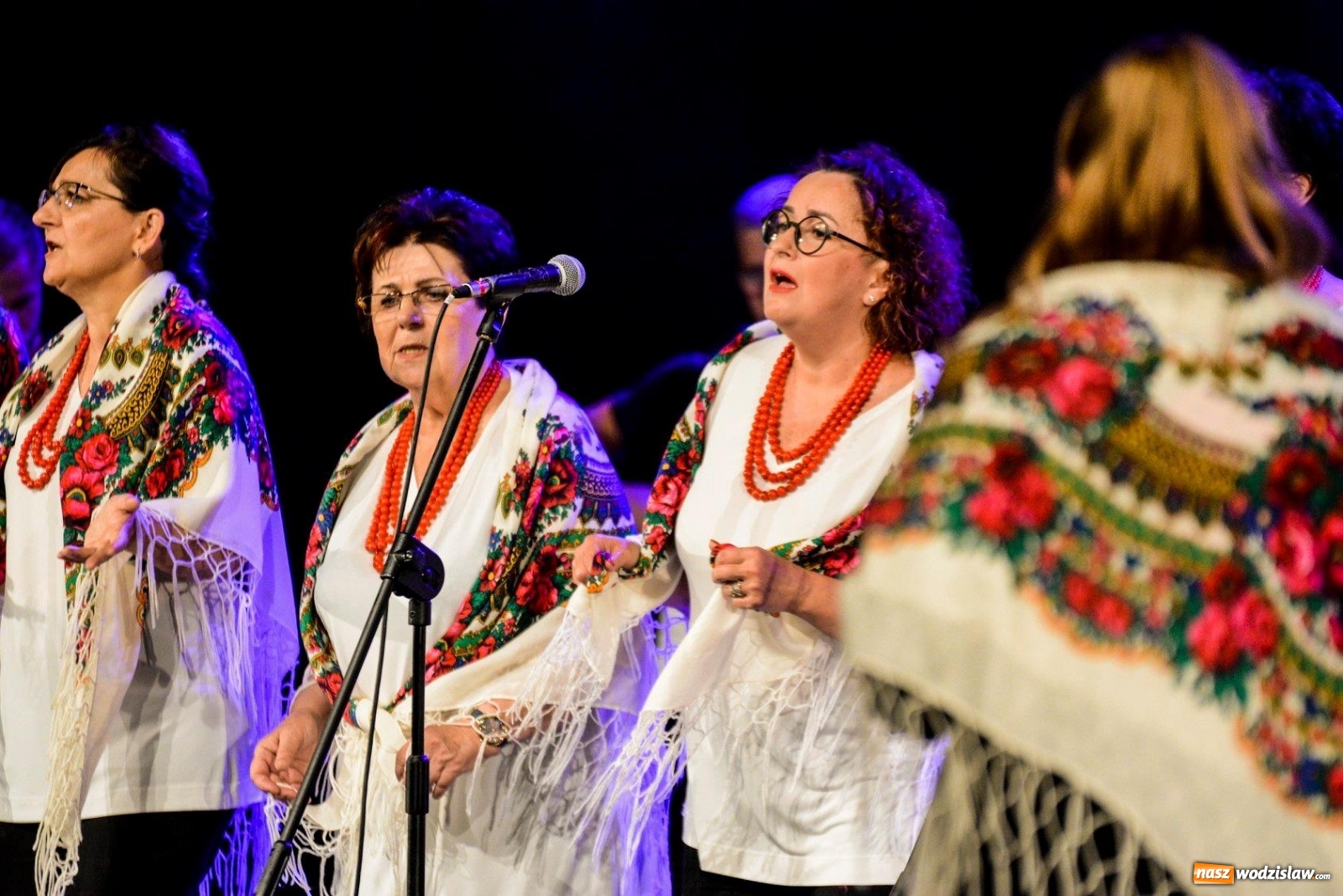 Zdjęcie w galerii na portalu naszwodzislaw.com: Przebojowe Kokoszyczanki na scenie WCK wiadomości z regionu