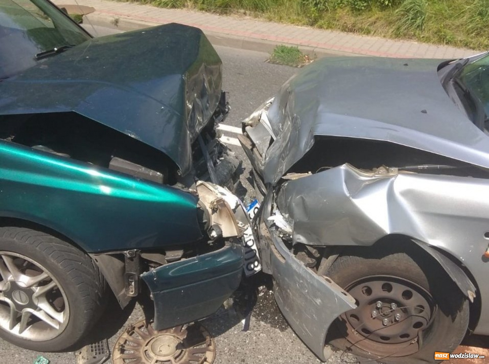 Zdjęcie w galerii na portalu naszwodzislaw.com: Czołowe zderzenie na Wałowej wiadomości z regionu