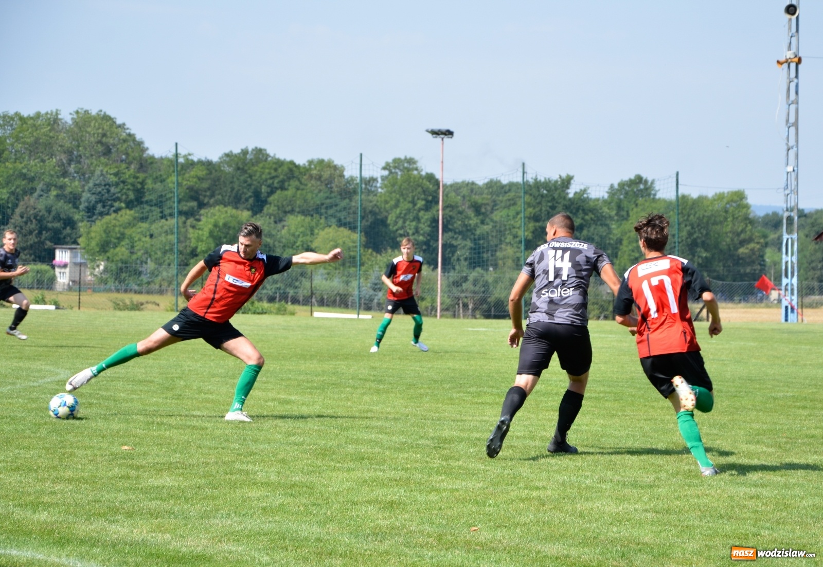 Zdjęcie w galerii na portalu naszwodzislaw.com: B klasa. Rezerwy Czarnych Gorzyce bez punktów w starciu w Owsiszczami [FOTO] wiadomości z regionu