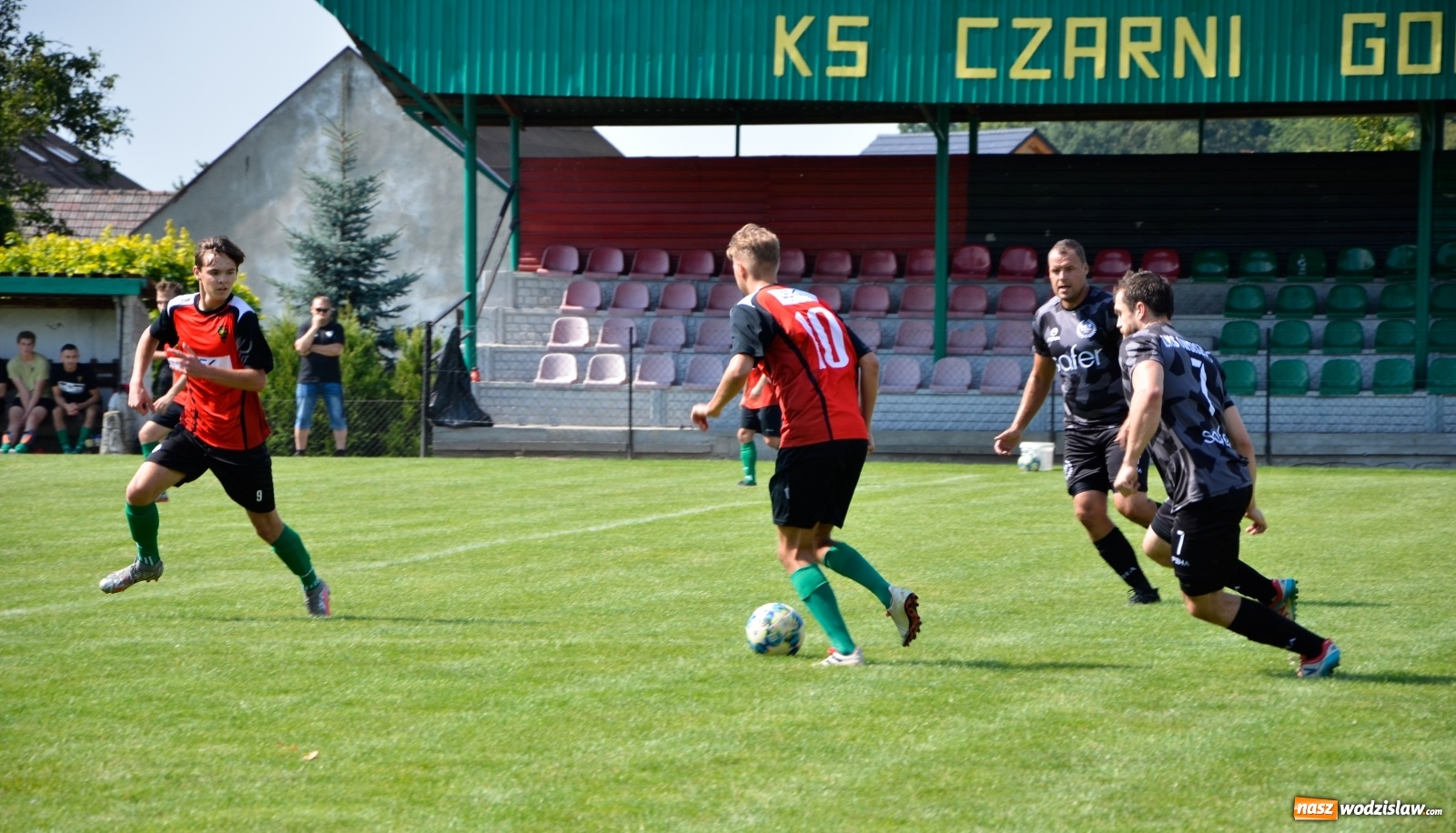 Zdjęcie w galerii na portalu naszwodzislaw.com: B klasa. Rezerwy Czarnych Gorzyce bez punktów w starciu w Owsiszczami [FOTO] wiadomości z regionu