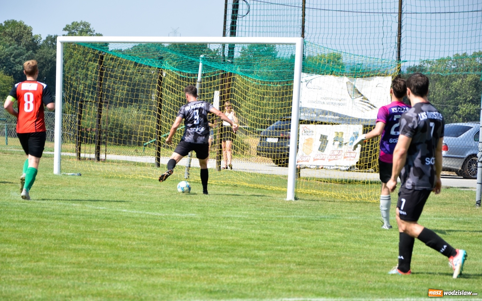 Zdjęcie w galerii na portalu naszwodzislaw.com: B klasa. Rezerwy Czarnych Gorzyce bez punktów w starciu w Owsiszczami [FOTO] wiadomości z regionu