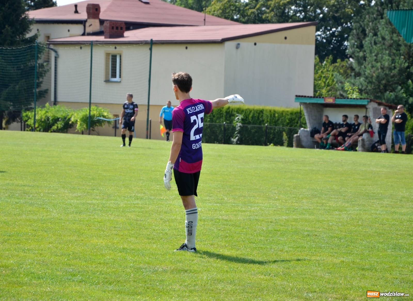 Zdjęcie w galerii na portalu naszwodzislaw.com: B klasa. Rezerwy Czarnych Gorzyce bez punktów w starciu w Owsiszczami [FOTO] wiadomości z regionu