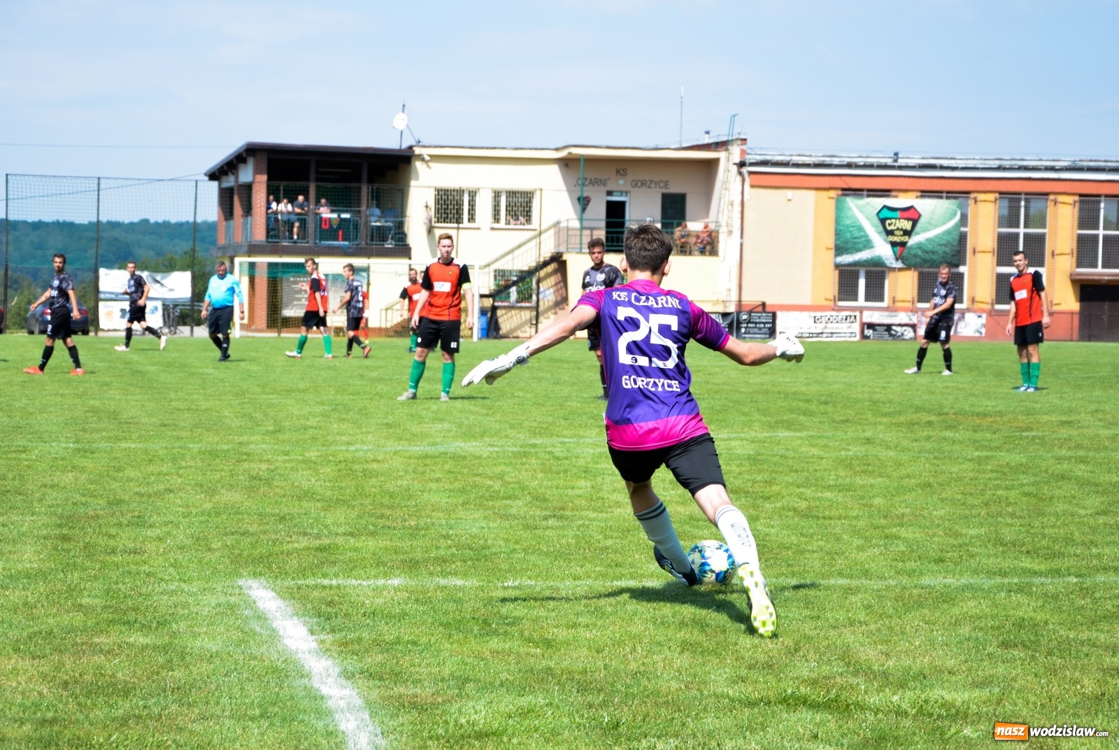 Zdjęcie w galerii na portalu naszwodzislaw.com: B klasa. Rezerwy Czarnych Gorzyce bez punktów w starciu w Owsiszczami [FOTO] wiadomości z regionu