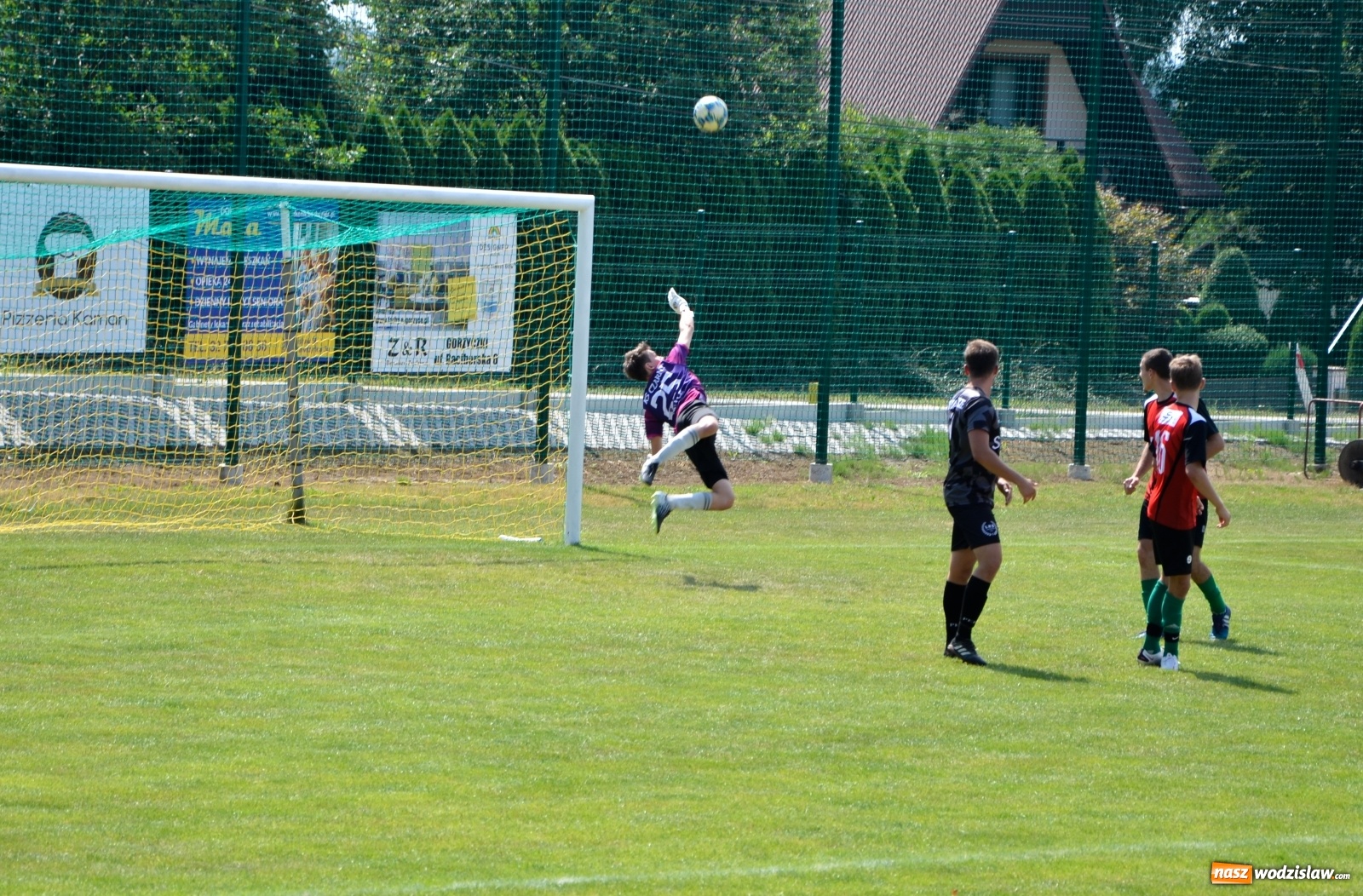 Zdjęcie w galerii na portalu naszwodzislaw.com: B klasa. Rezerwy Czarnych Gorzyce bez punktów w starciu w Owsiszczami [FOTO] wiadomości z regionu