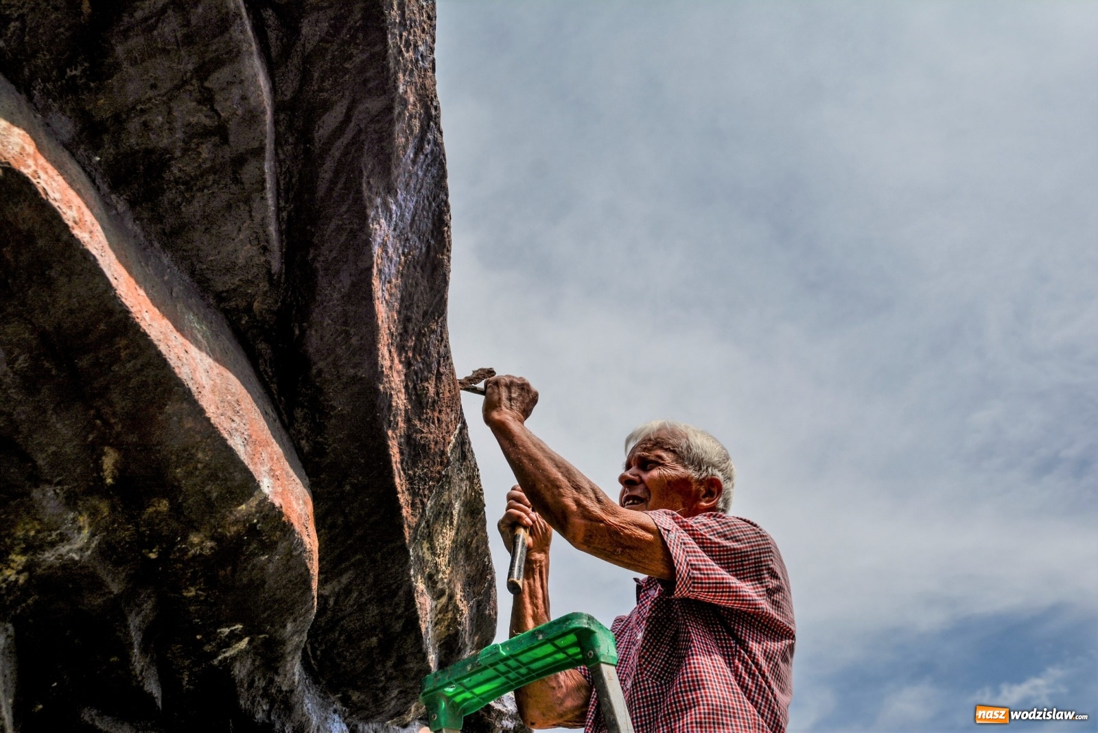 Zdjęcie w galerii na portalu naszwodzislaw.com: 82-letni wodzisławianin rozpoczął renowację pomnika Powstańców Śląskich wiadomości z regionu
