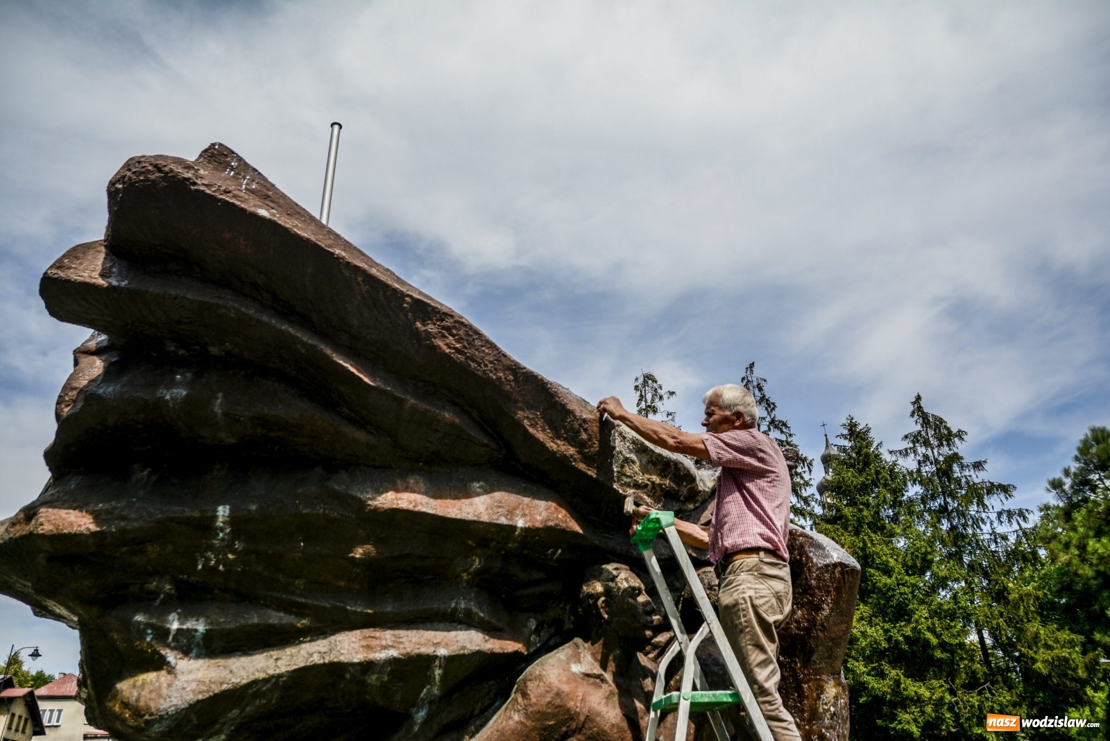 Zdjęcie w galerii na portalu naszwodzislaw.com: 82-letni wodzisławianin rozpoczął renowację pomnika Powstańców Śląskich wiadomości z regionu