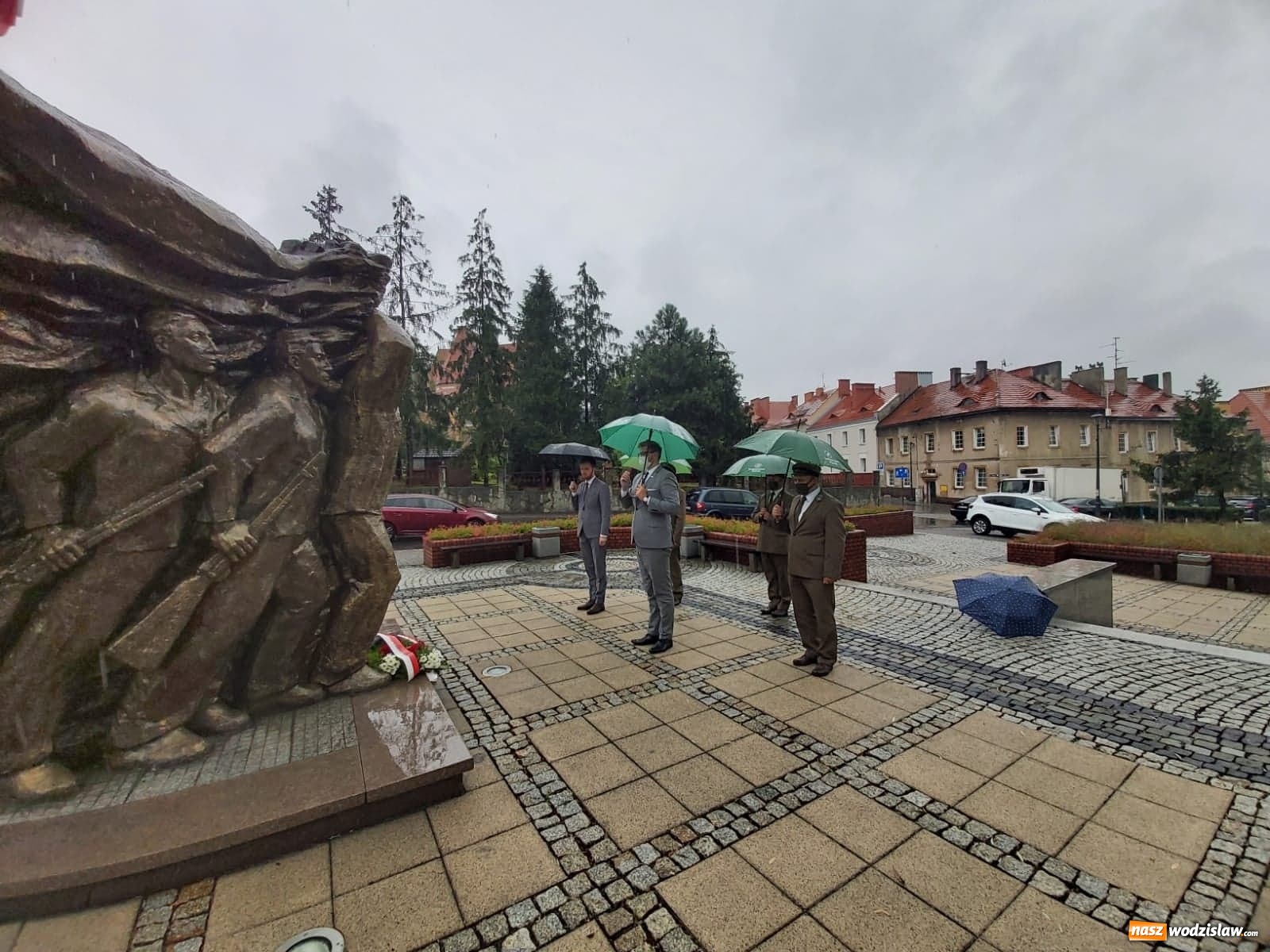 Zdjęcie w galerii na portalu naszwodzislaw.com: Minister Michał Woś wraz z leśnikami złożył hołd Powstańcom Śląskim wiadomości z regionu