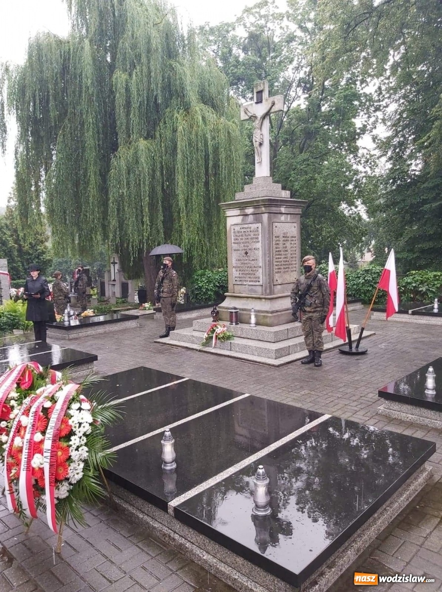 Zdjęcie w galerii na portalu naszwodzislaw.com: Minister Michał Woś wraz z leśnikami złożył hołd Powstańcom Śląskim wiadomości z regionu